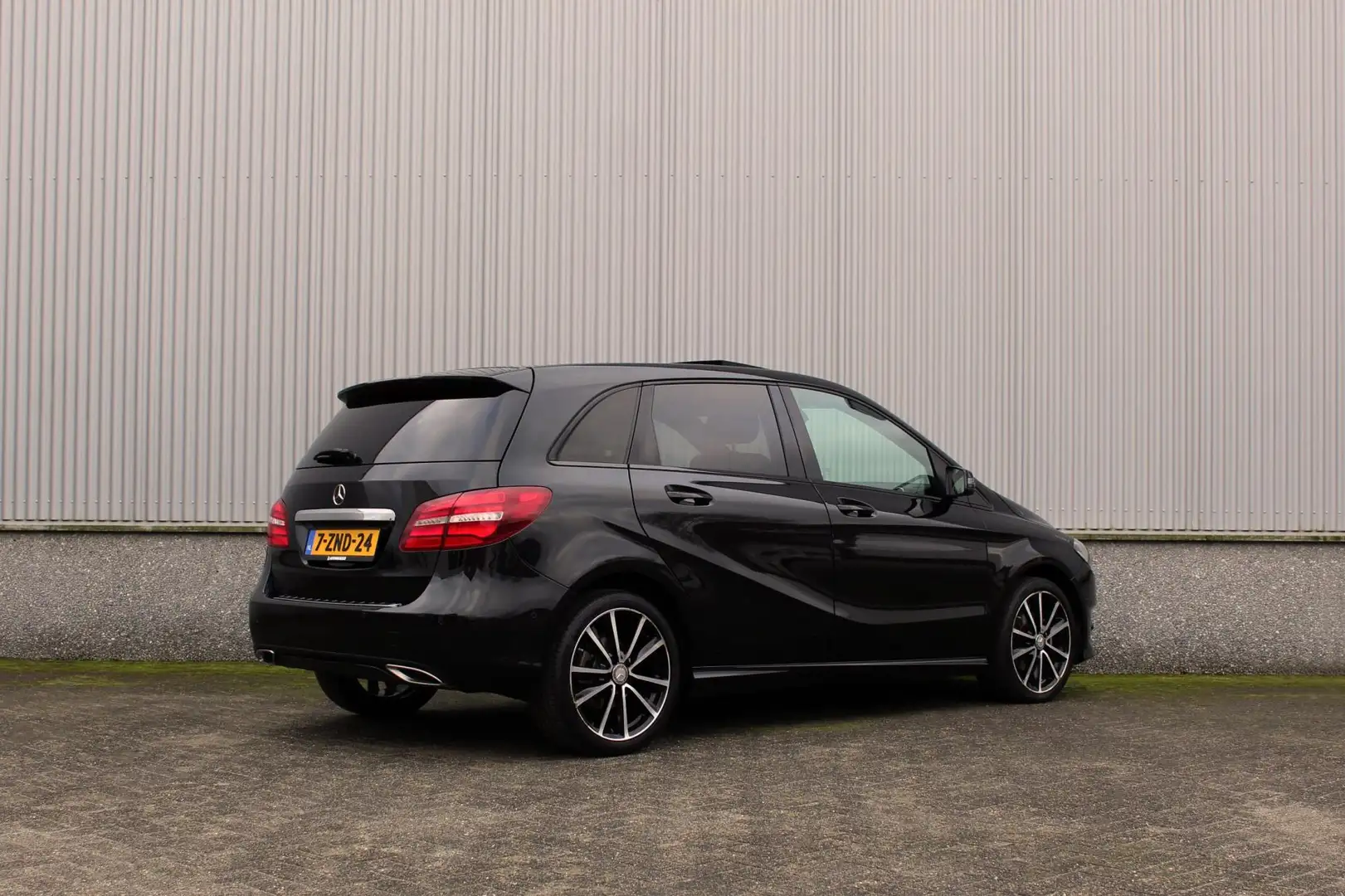Mercedes-Benz B 180 B Aut. Urban Night, Pano, Keyless Schwarz - 2