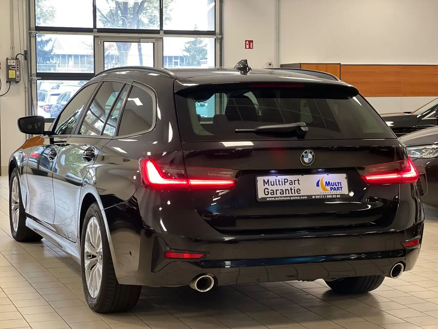 BMW 320 d Aut/Navi/AHK/Park&DriveAss/SportSitze Noir - 2