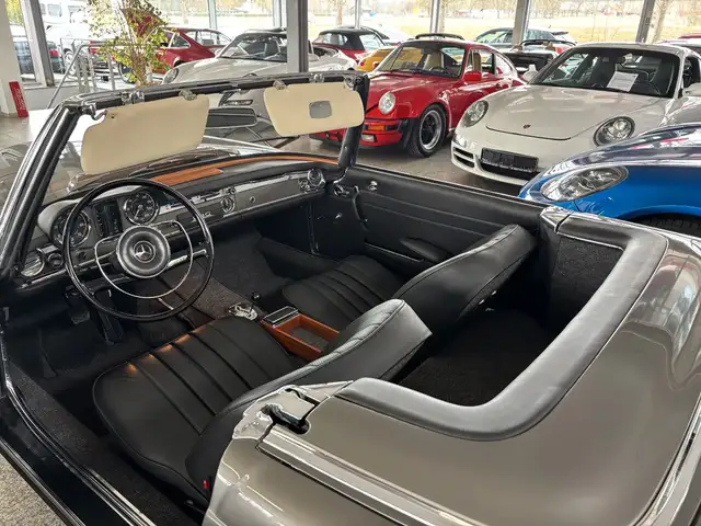 Mercedes-Benz 230 view 9