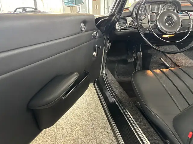 Mercedes-Benz 230 view 11