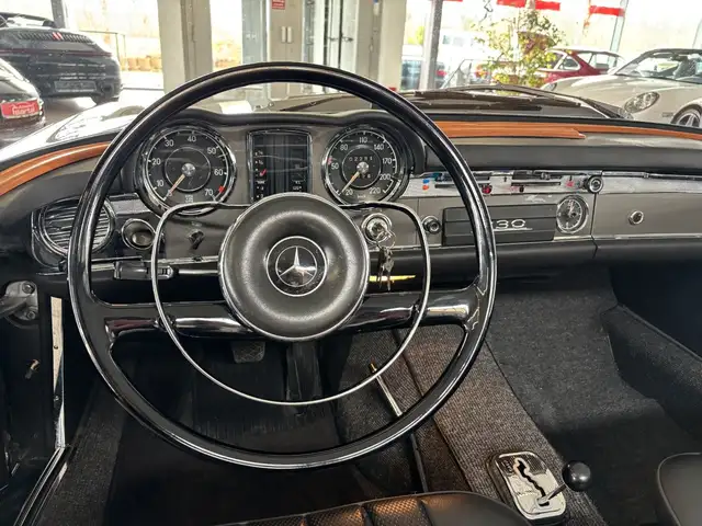 Mercedes-Benz 230 view 13