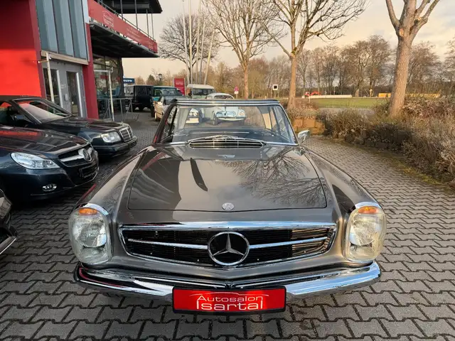 Mercedes-Benz 230 view 3