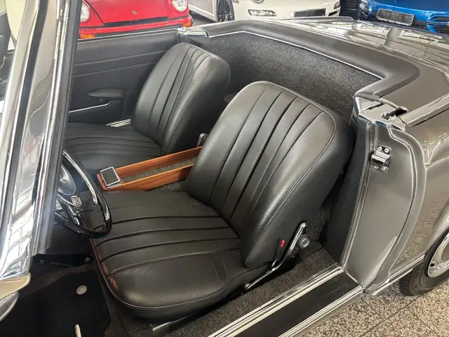 Mercedes-Benz 230 view 12
