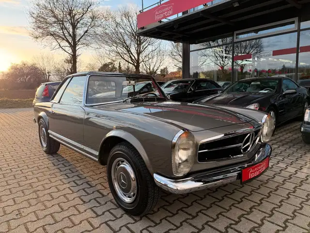 Mercedes-Benz 230 view 8