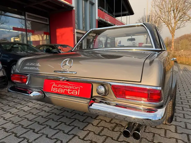 Mercedes-Benz 230 view 4
