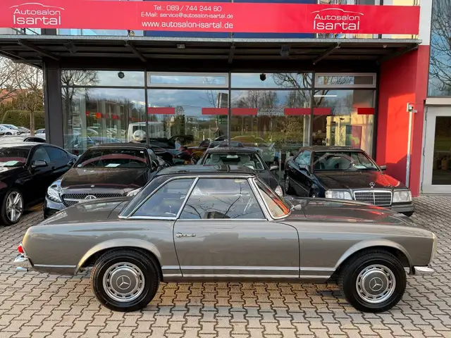 Mercedes-Benz 230 view 7