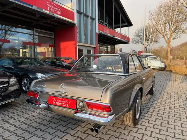Mercedes-Benz 230 view 5