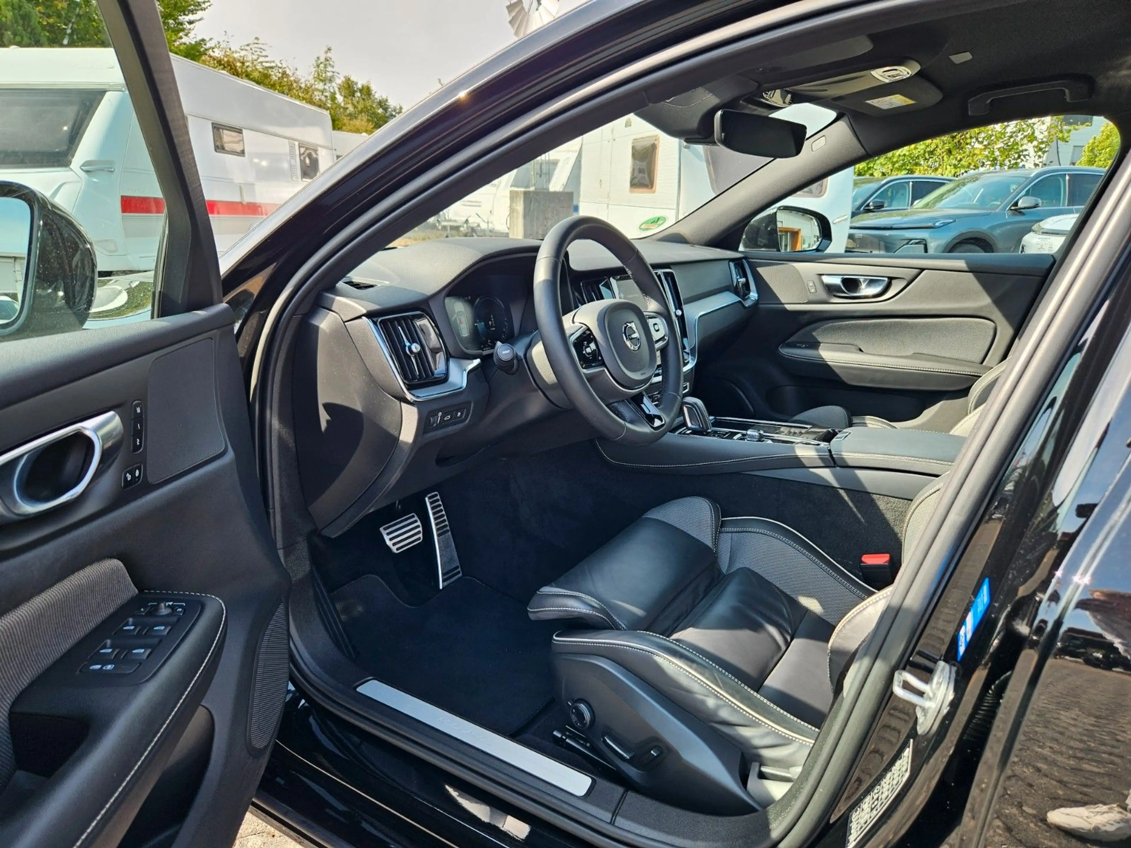 Volvo V60 Plus Dark Recharge Plug-In Hybrid AWD — photo 9