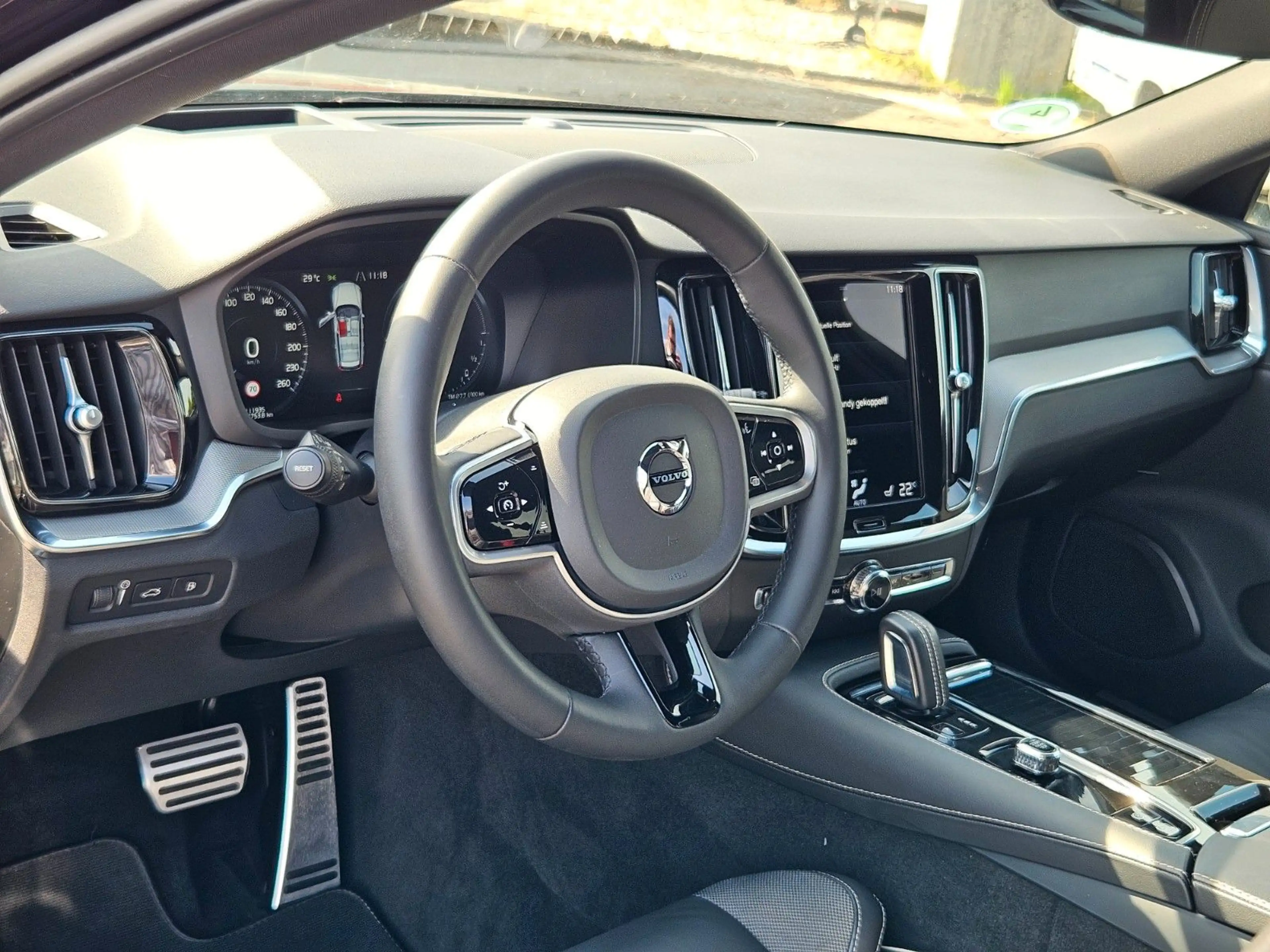 Volvo V60 Plus Dark Recharge Plug-In Hybrid AWD — photo 13