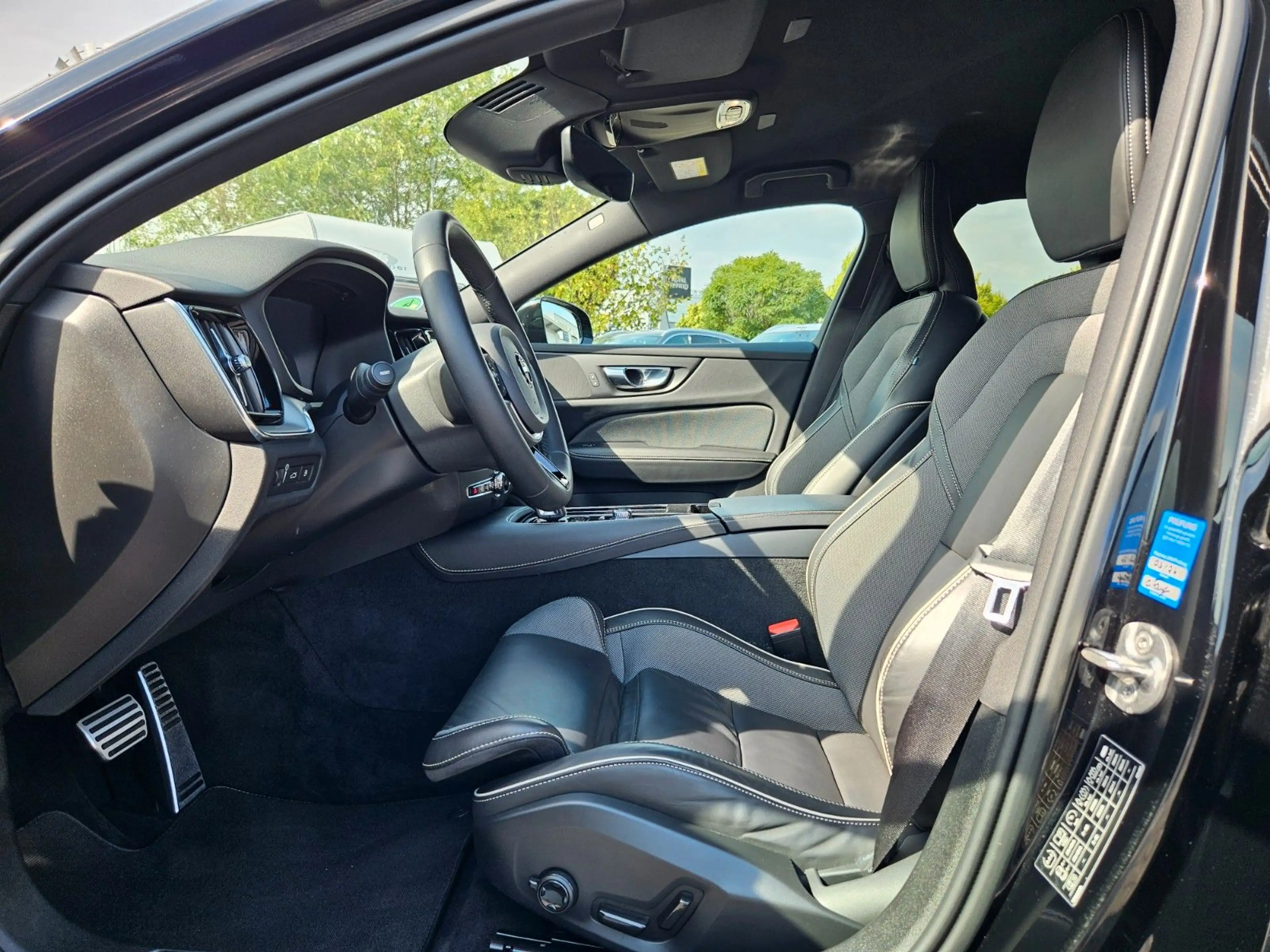 Volvo V60 Plus Dark Recharge Plug-In Hybrid AWD — photo 10