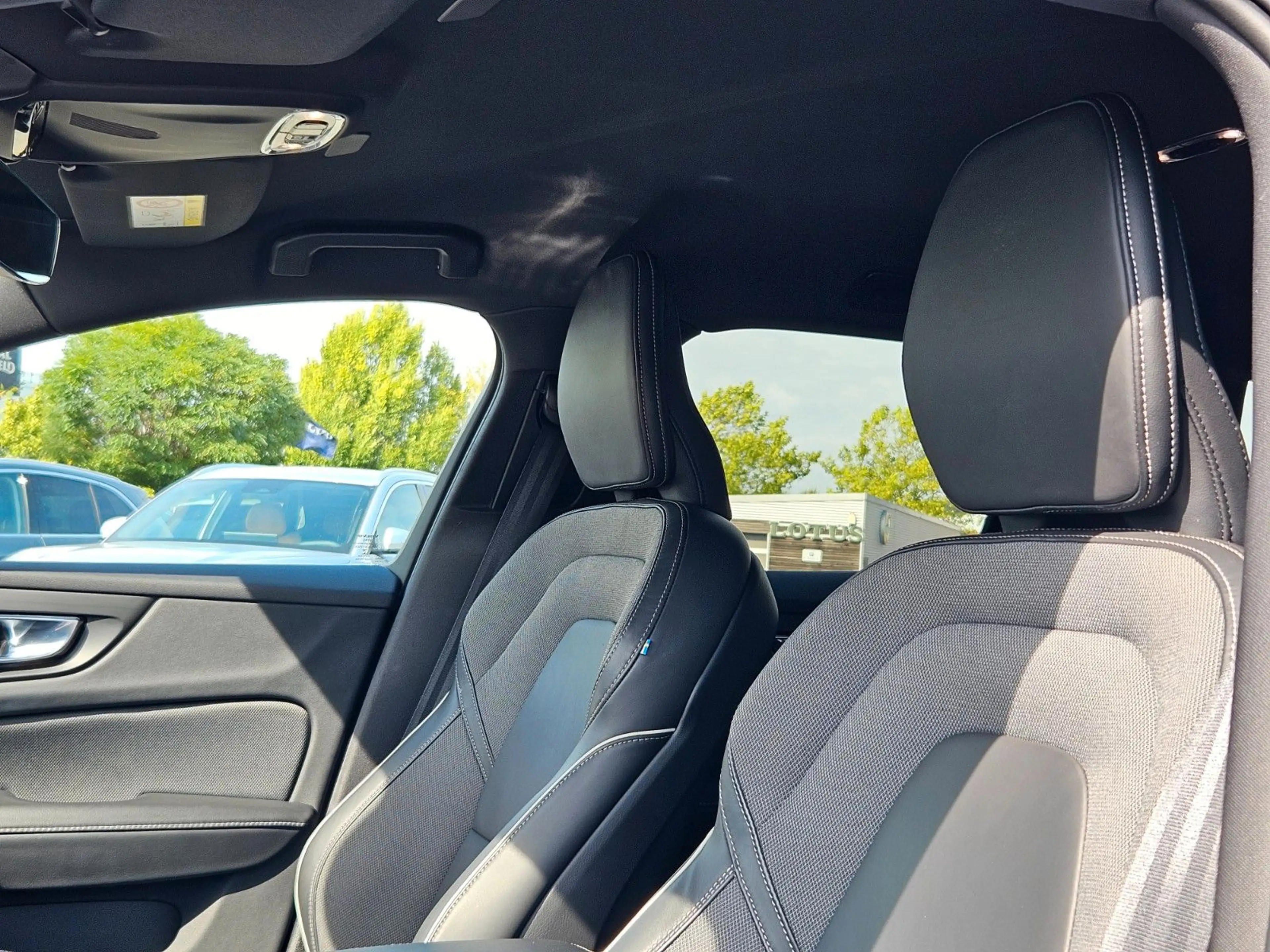 Volvo V60 Plus Dark Recharge Plug-In Hybrid AWD — photo 12