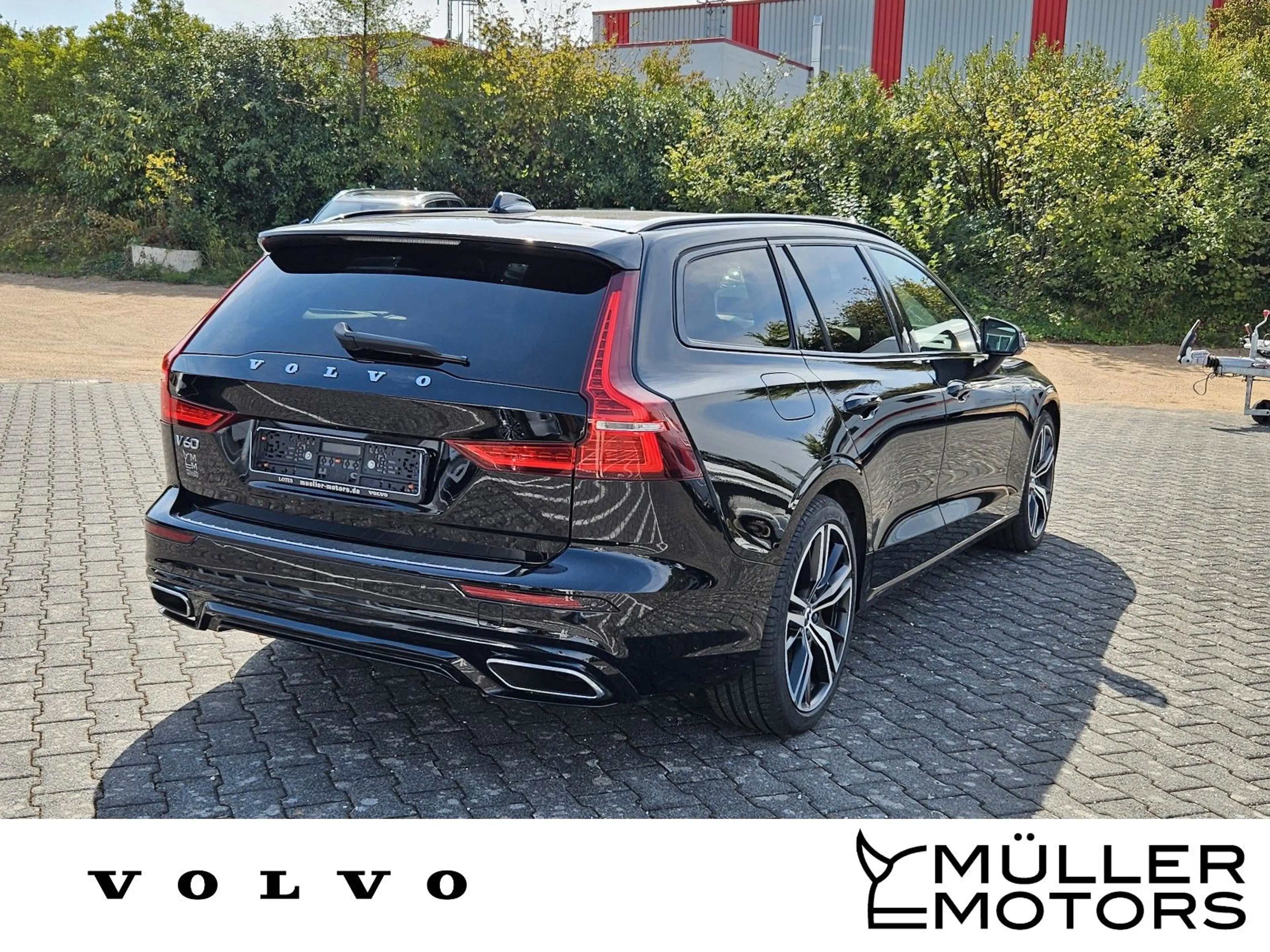 Volvo V60 Plus Dark Recharge Plug-In Hybrid AWD — photo 7