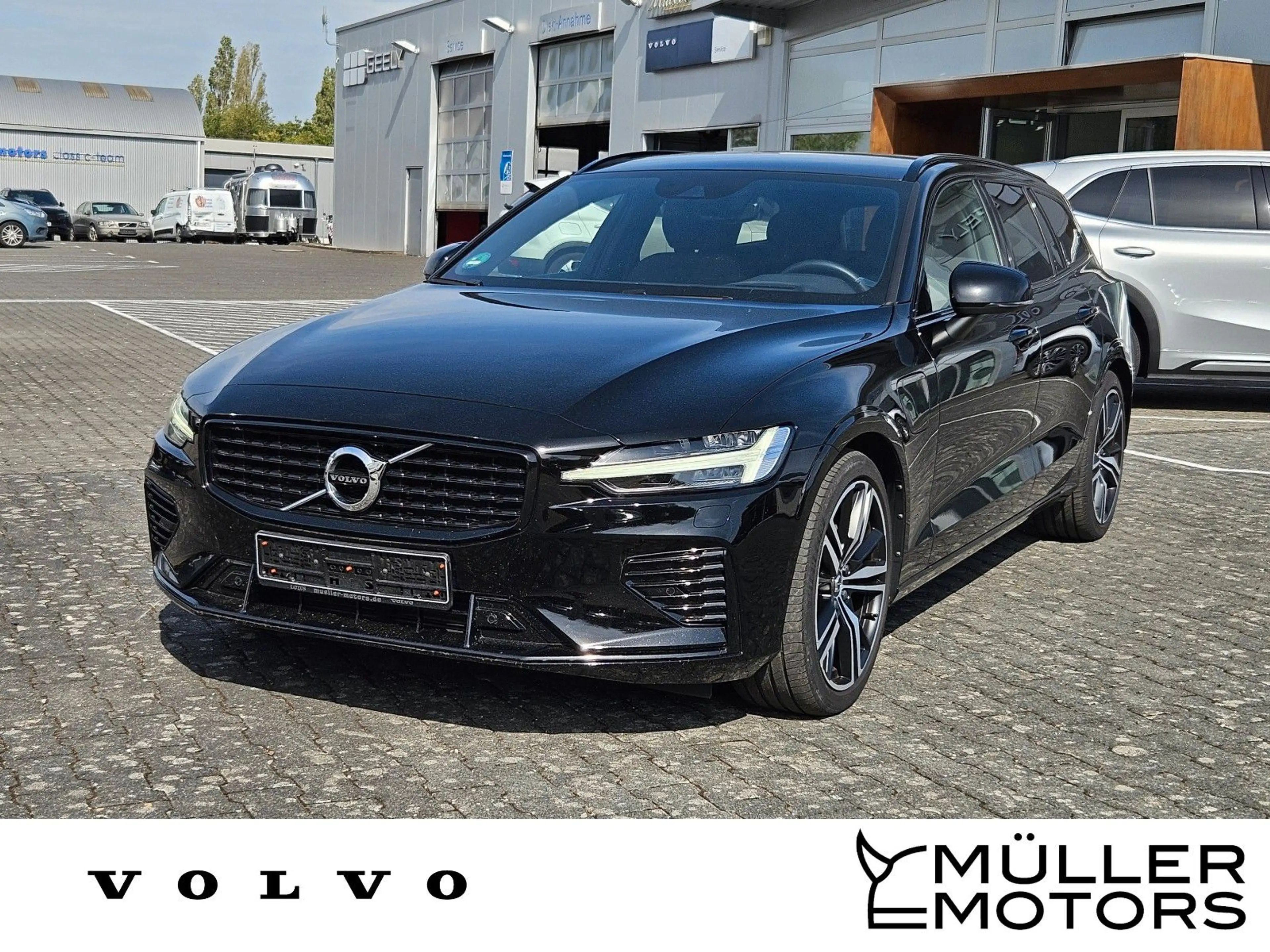 Volvo V60 Plus Dark Recharge Plug-In Hybrid AWD — photo 4