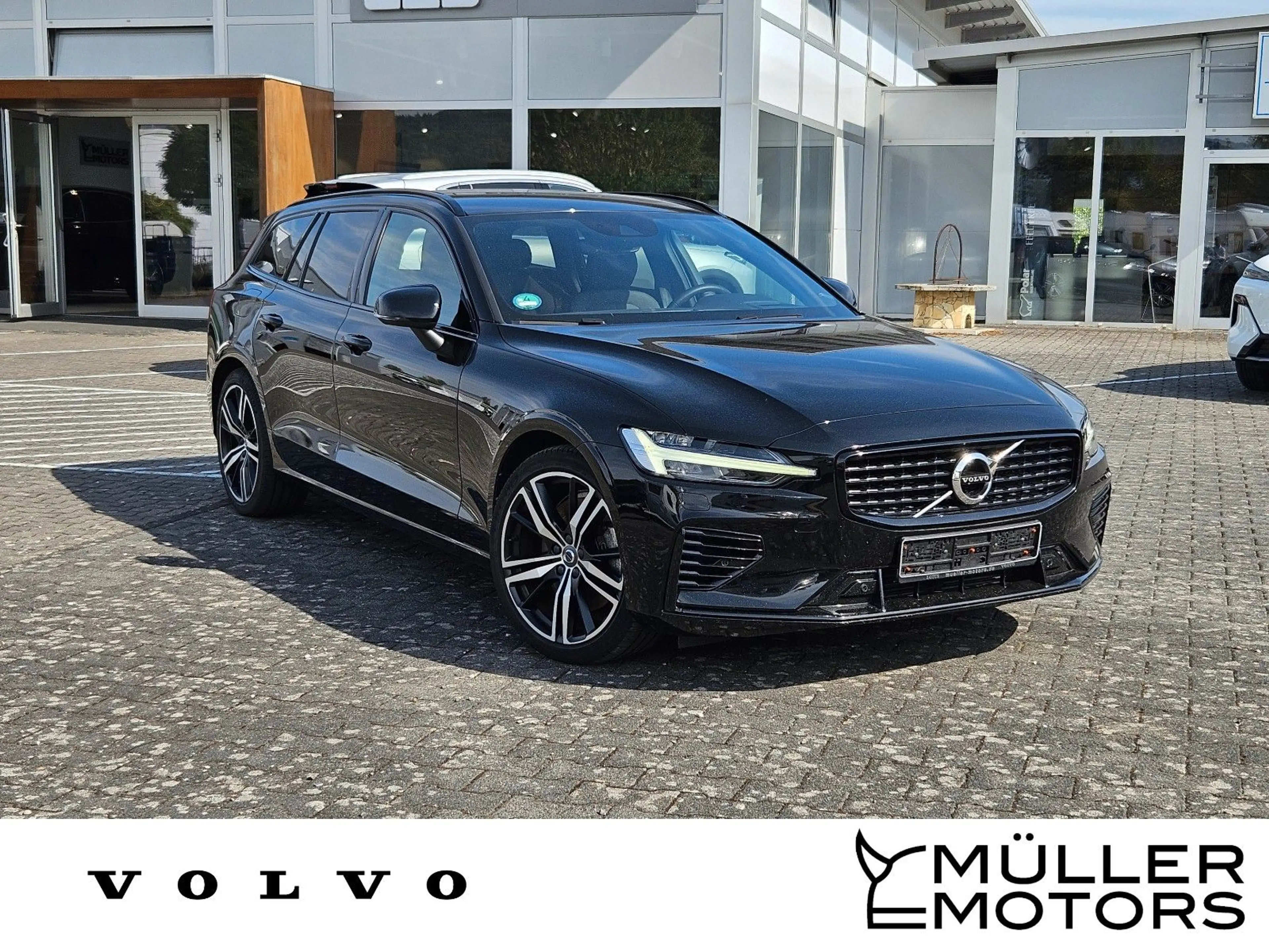Volvo V60 Plus Dark Recharge Plug-In Hybrid AWD — photo 3