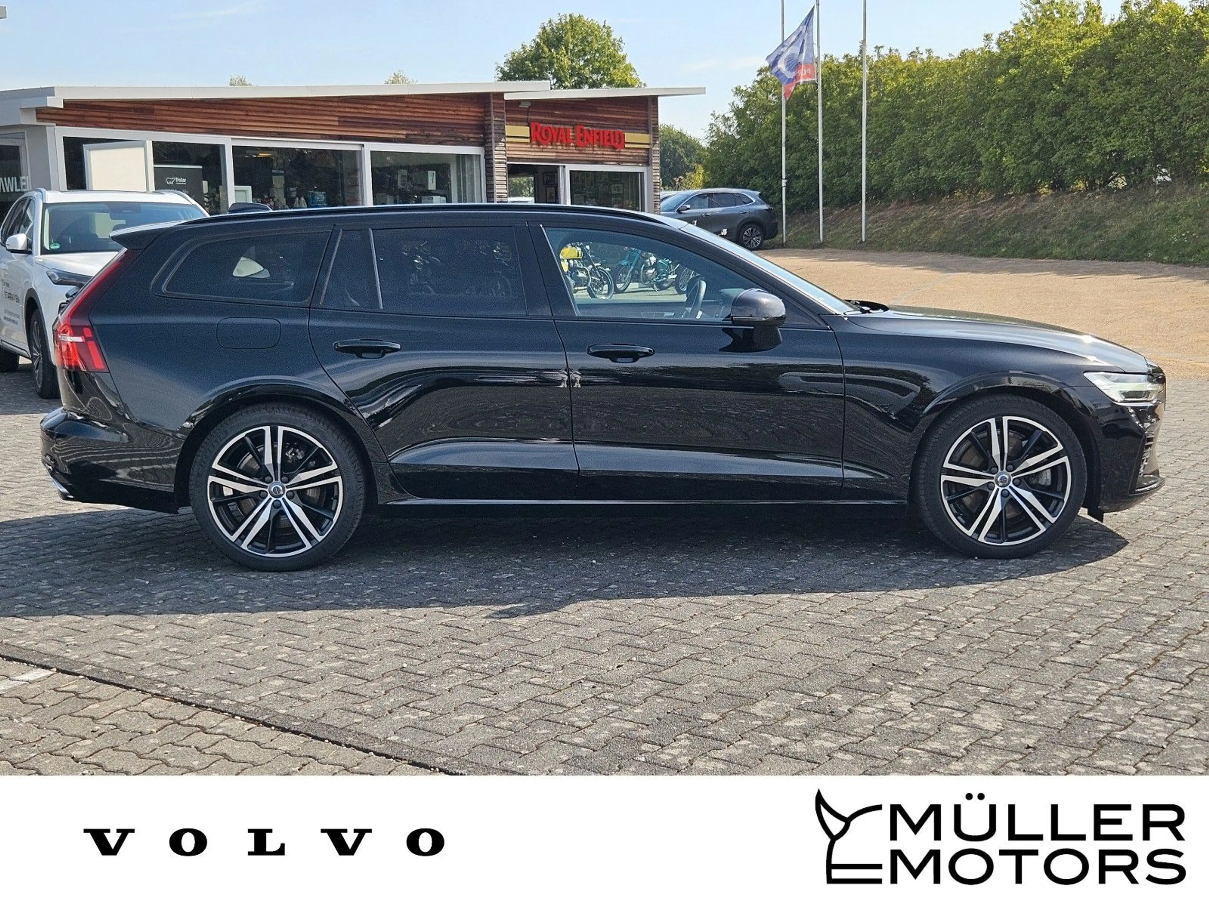 Volvo V60 Plus Dark Recharge Plug-In Hybrid AWD — photo 2