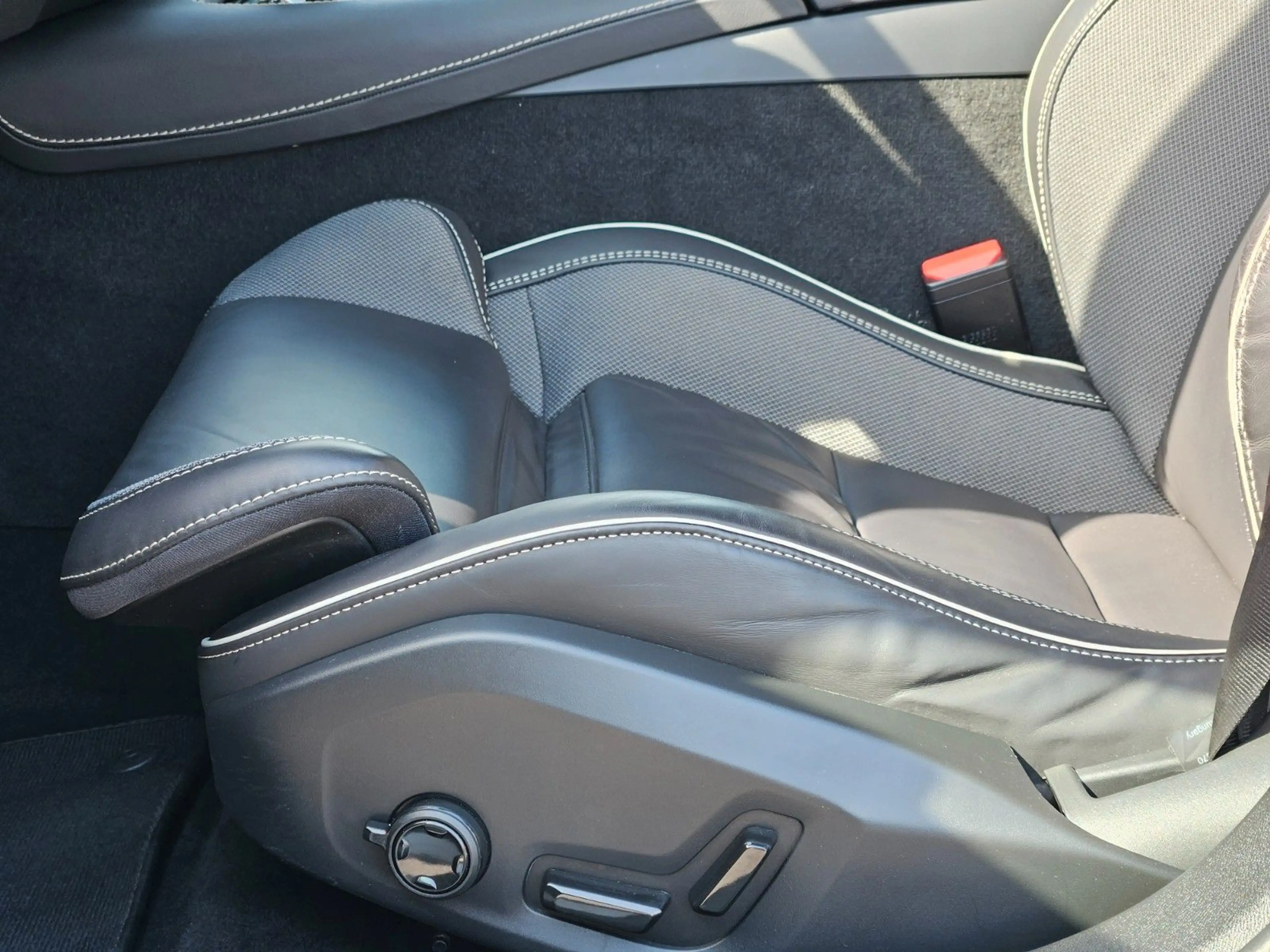 Volvo V60 Plus Dark Recharge Plug-In Hybrid AWD — photo 11