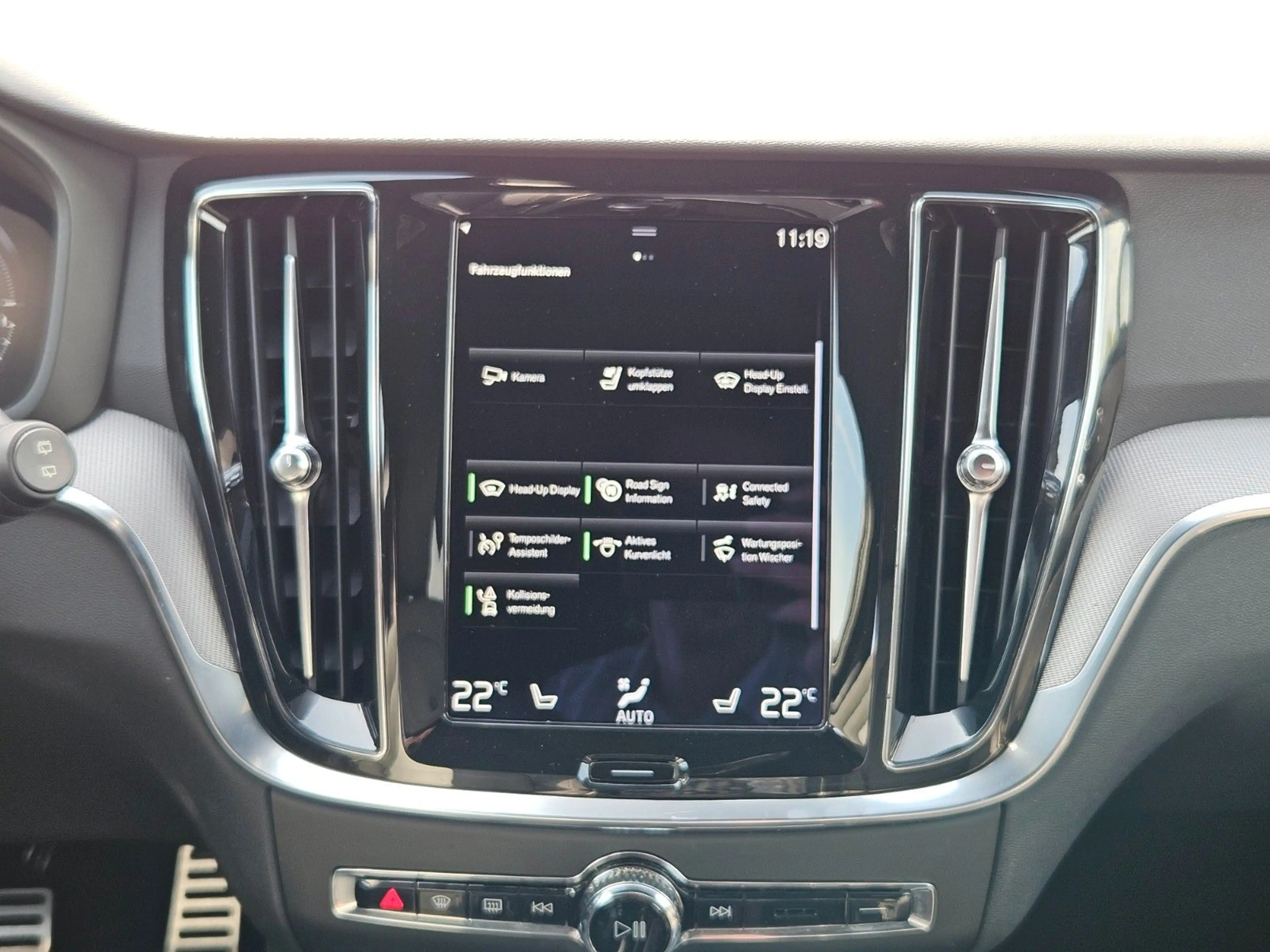 Volvo V60 Plus Dark Recharge Plug-In Hybrid AWD — photo 14