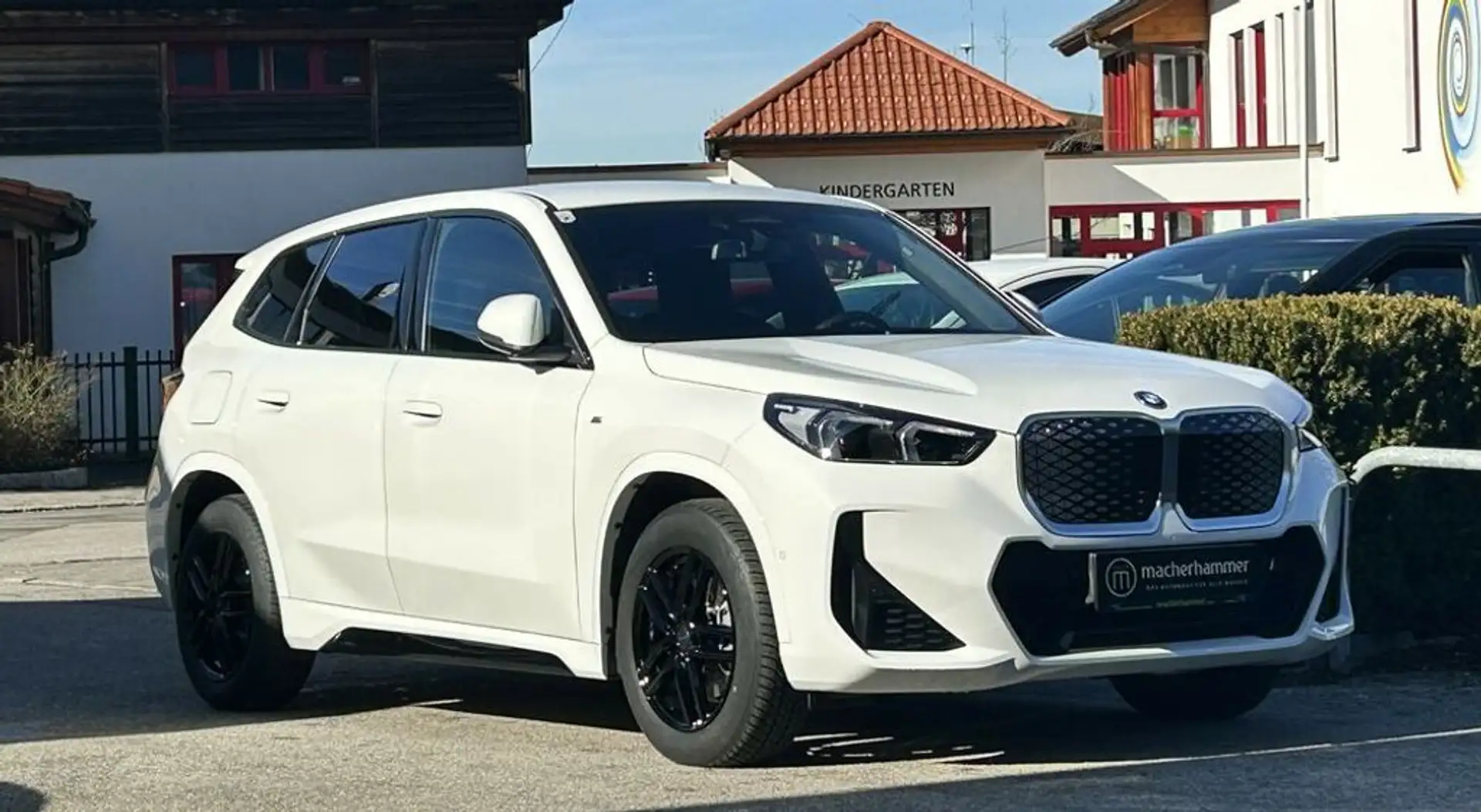 BMW iX1 20 eDrive M Sport *LED*KEYLESS*SHZG*19'' Weiß - 2