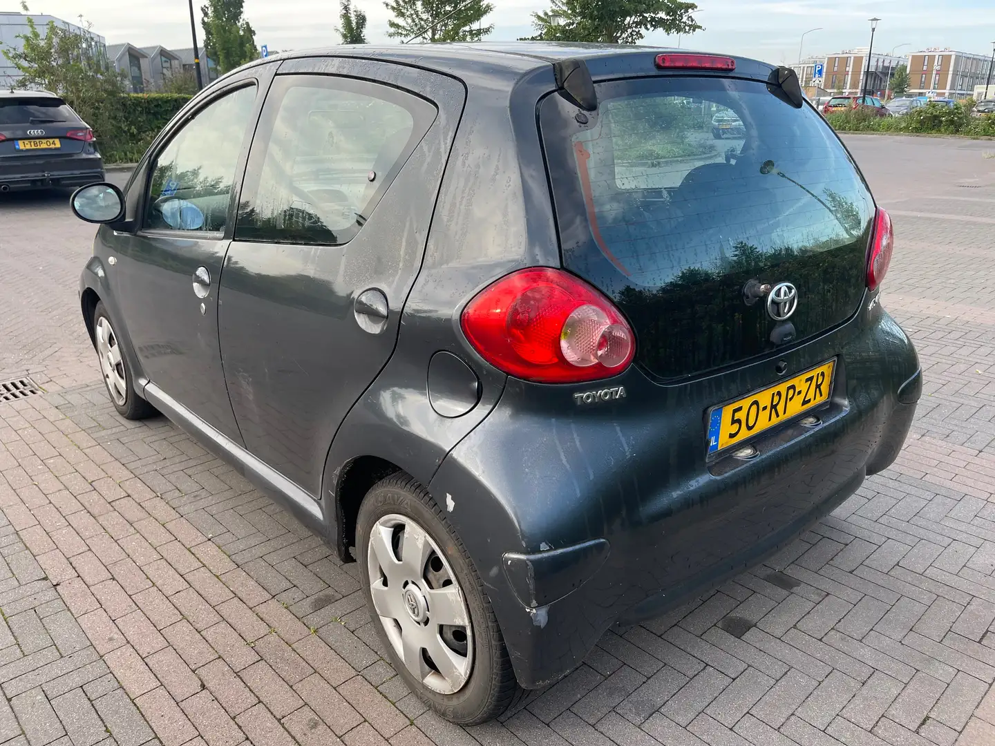 Toyota Aygo 1.0-12V + Grijs - 2