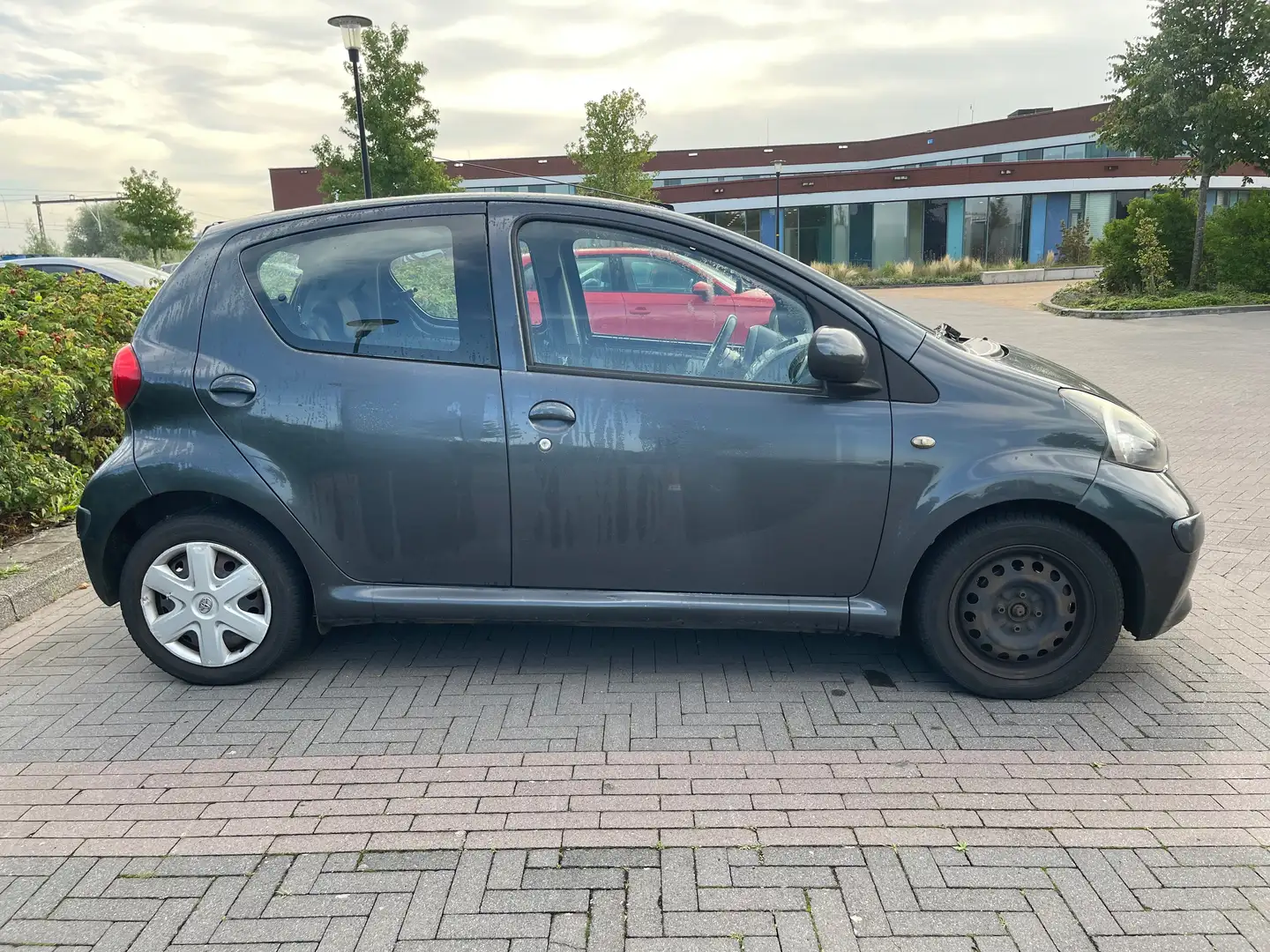 Toyota Aygo 1.0-12V + Grijs - 1