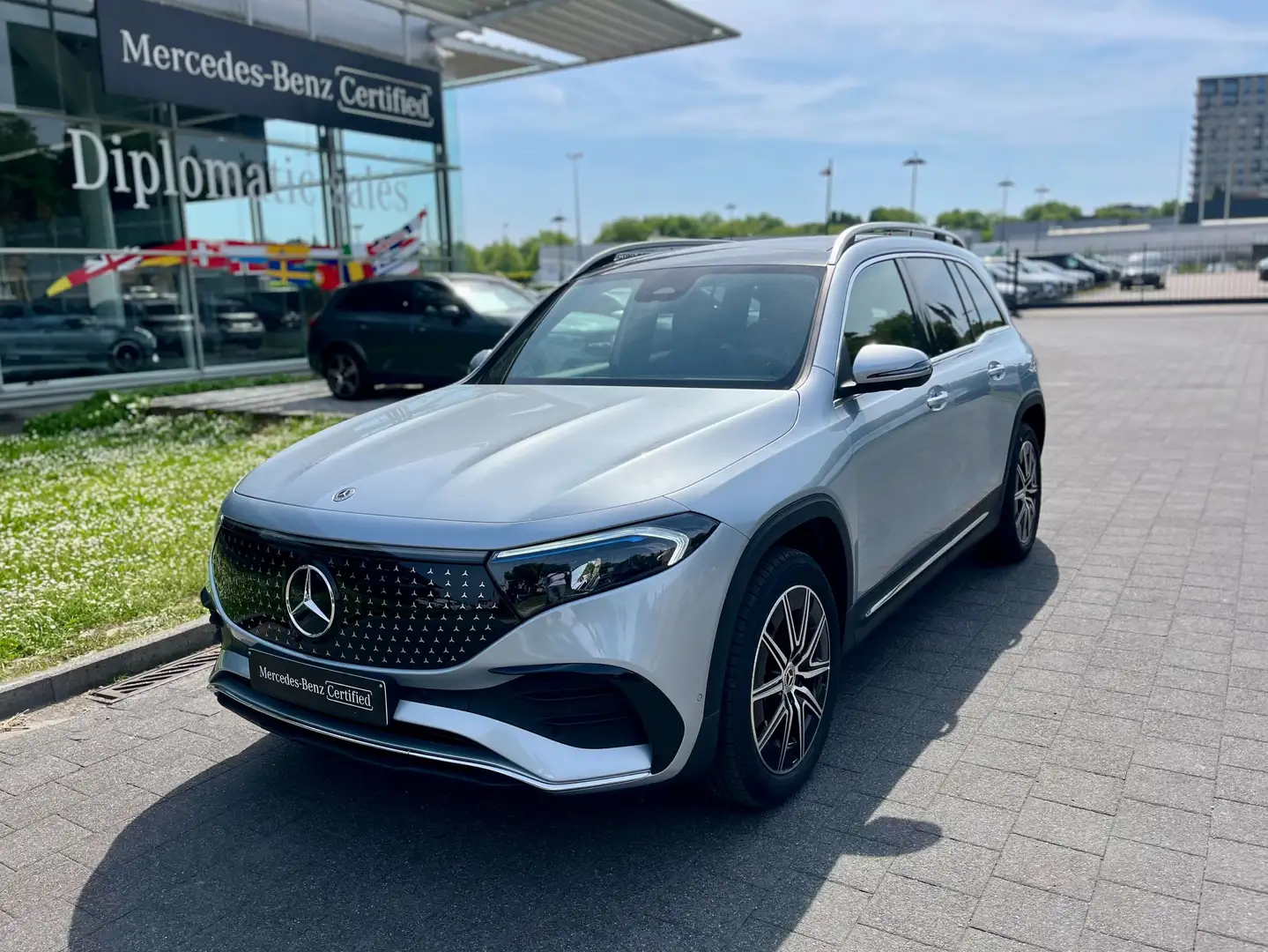 Mercedes-Benz EQB 300 66.5 kWh 4-Matic AMG Line 7 pl. Grijs - 1