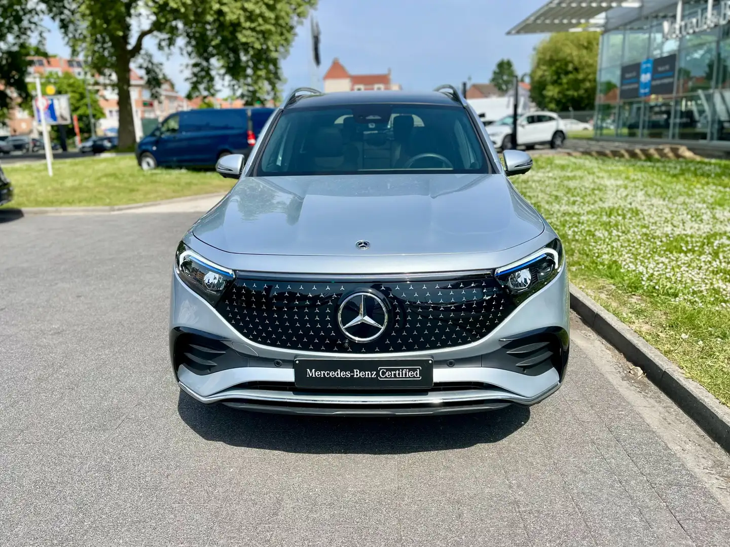 Mercedes-Benz EQB 300 66.5 kWh 4-Matic AMG Line 7 pl. Grijs - 2