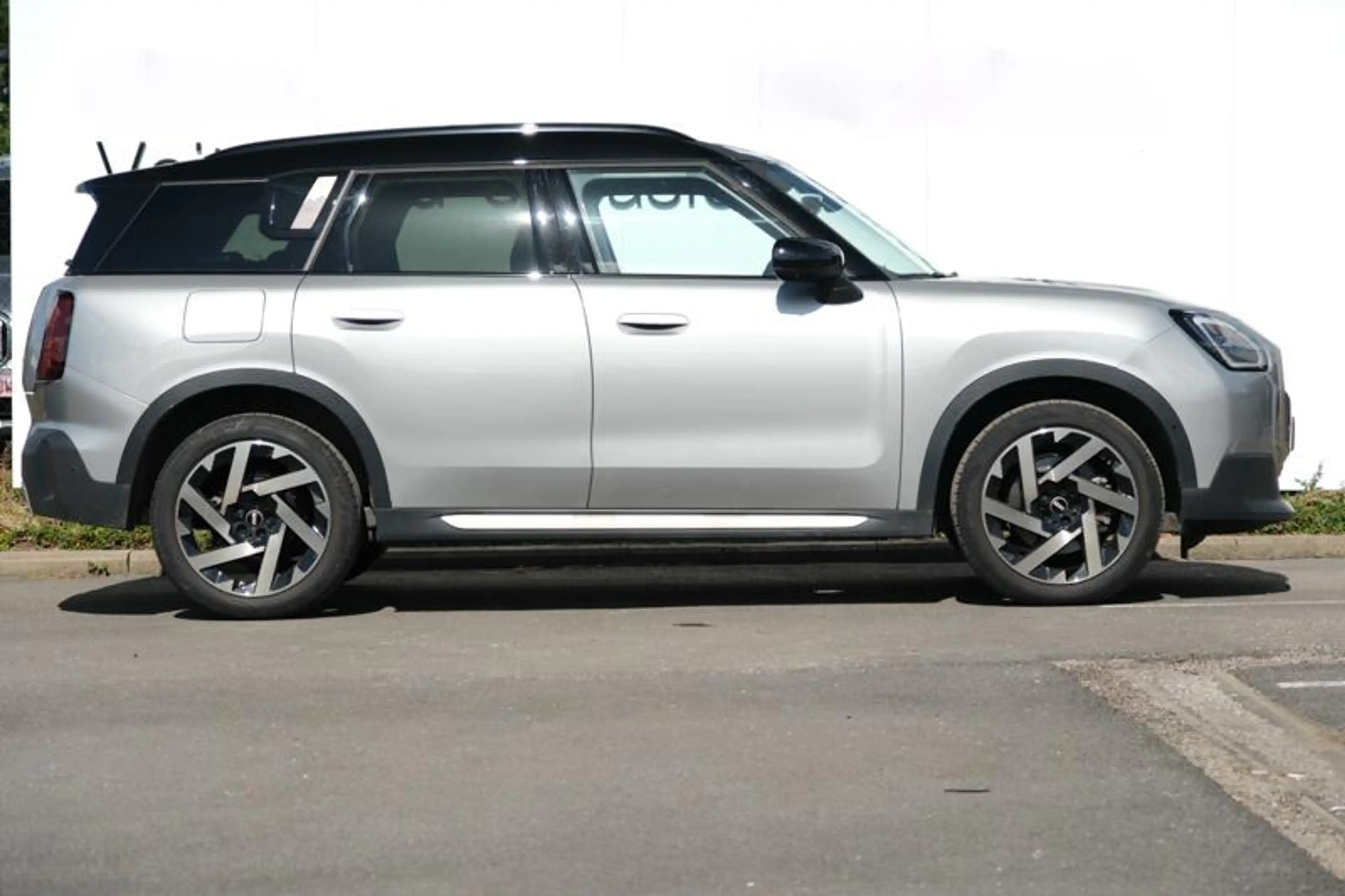MINI Countryman C Mild Hybrid 48V  Favoured Trim Pack L — photo 3