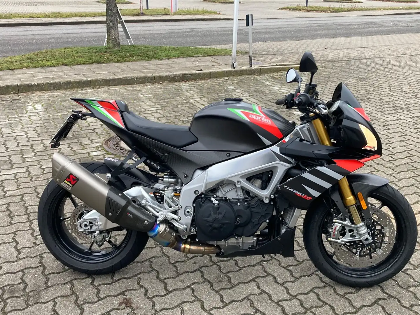 Aprilia Tuono 1100 V4 Factory / Akrapovic Siyah - 2