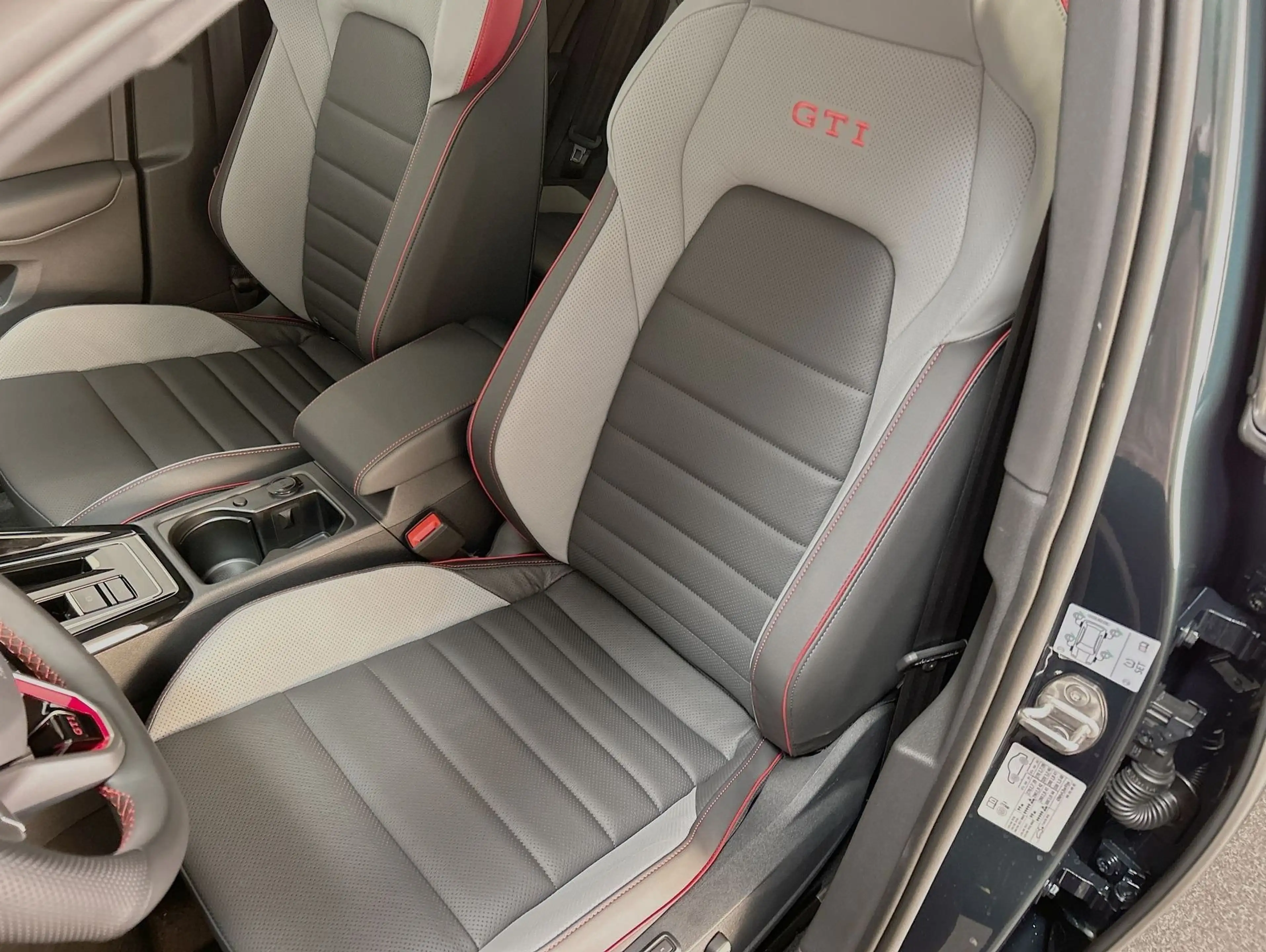 Volkswagen Golf GTI CarPlay Pano Black ACC AHK LED Navi — photo 11