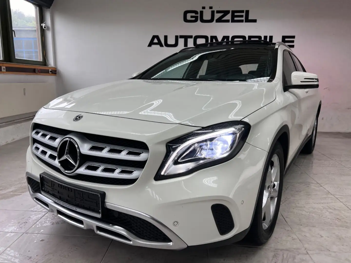Mercedes-Benz GLA 180 AUT/SPORT/NAVI/LED/PDC/T-LEDER/PANORAMA Blanc - 1
