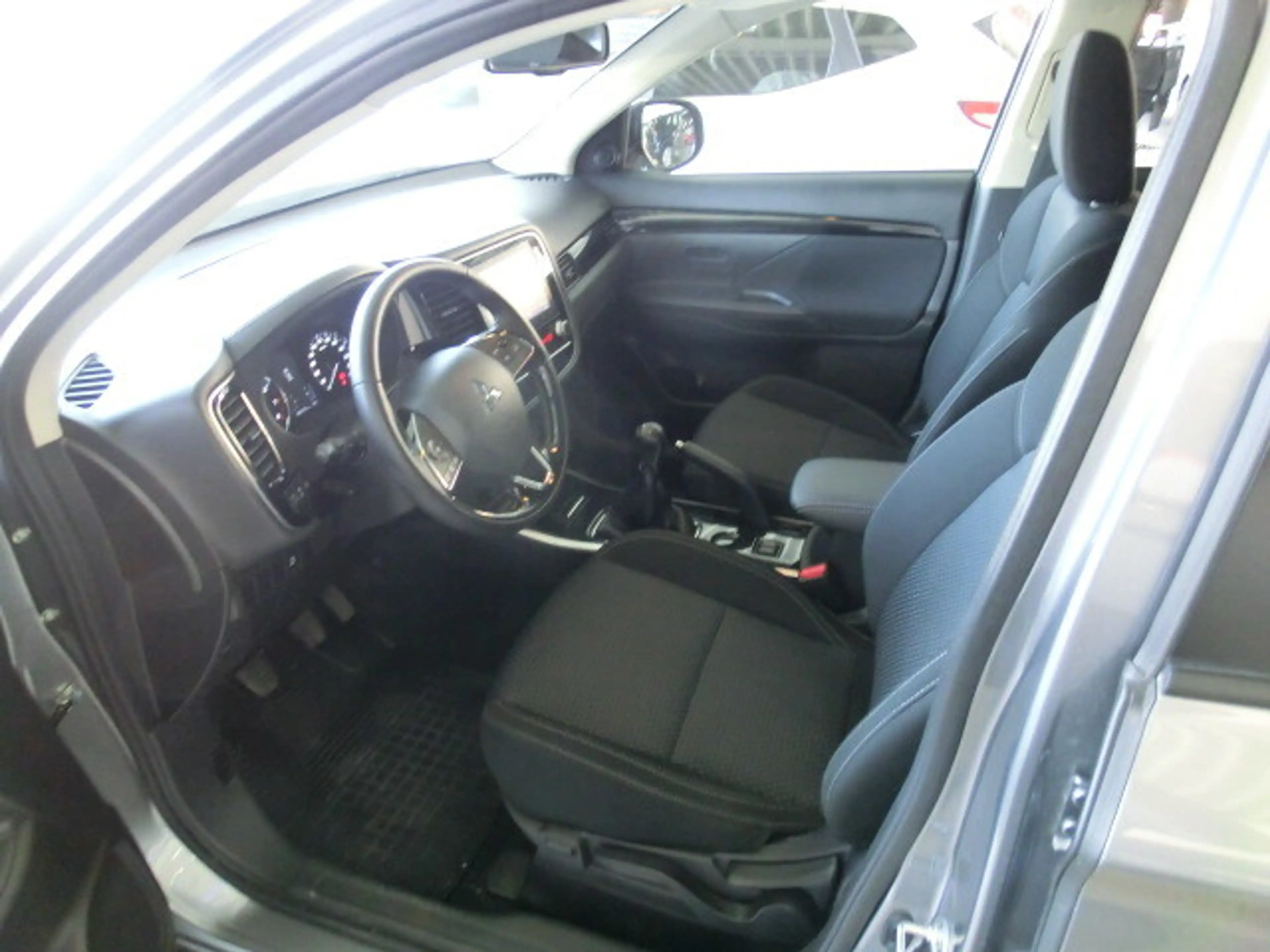 Mitsubishi Outlander 2.0 MIVEC (EURO 6d-TEMP) Invite 40 2WD — photo 3