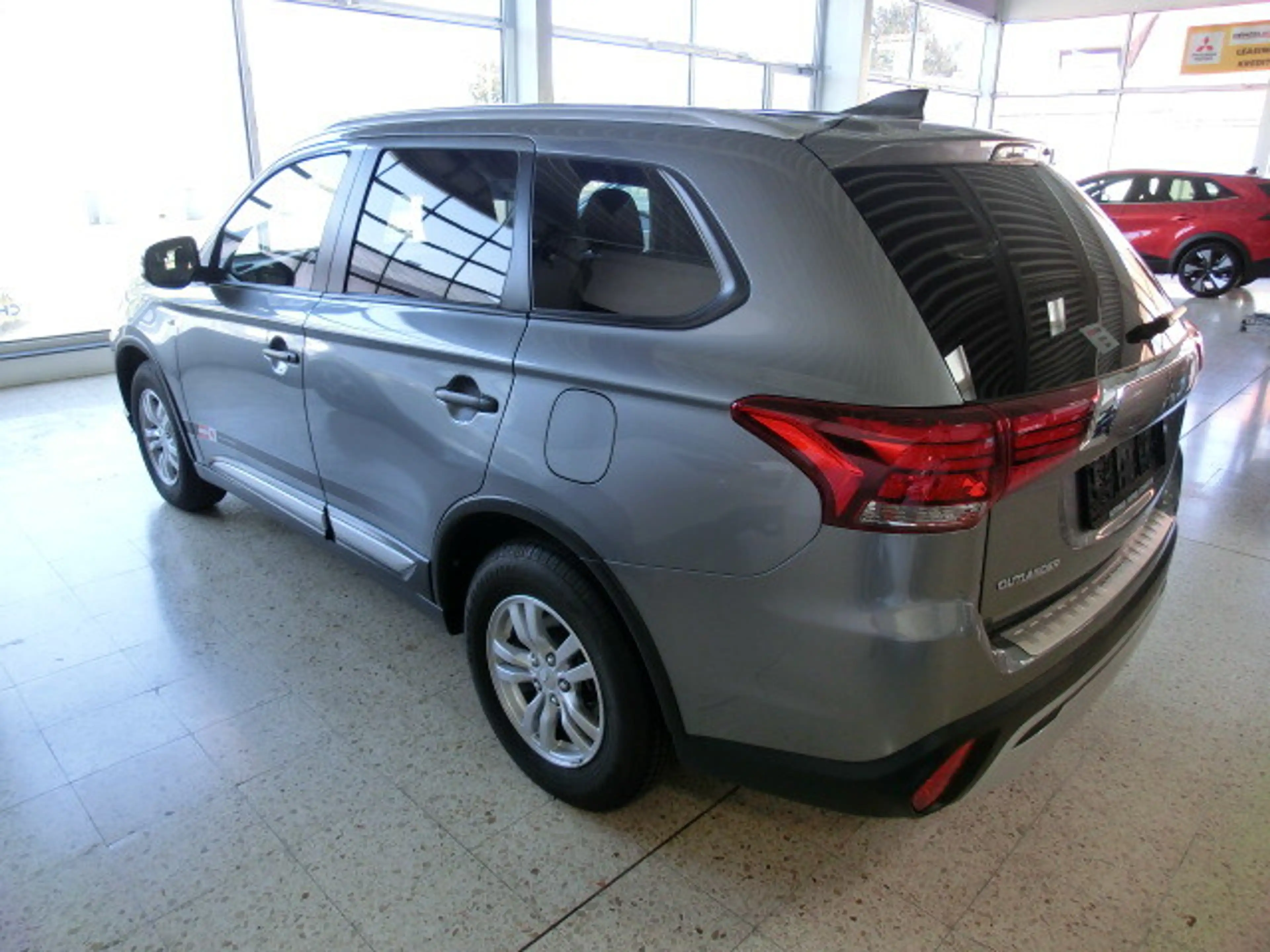 Mitsubishi Outlander 2.0 MIVEC (EURO 6d-TEMP) Invite 40 2WD — photo 2