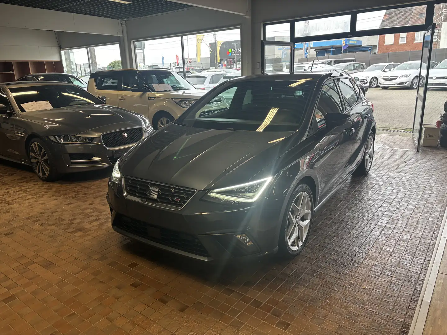 SEAT Ibiza Ibiza 1.0 TSI FR Edition (GPS CLIM CAMERA) Grijs - 1