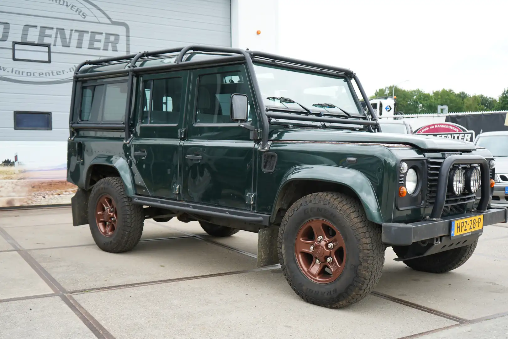 Land Rover Defender 110 TD5 stationwagon 23.950 ex btw Groen - 2