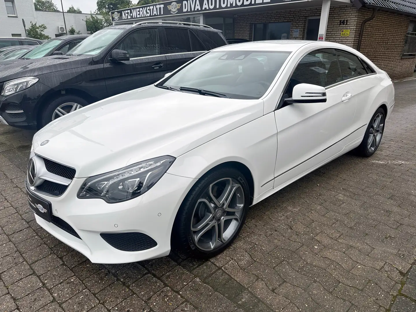 Mercedes-Benz E 250 Automatik, Comand, LED Weiß - 1