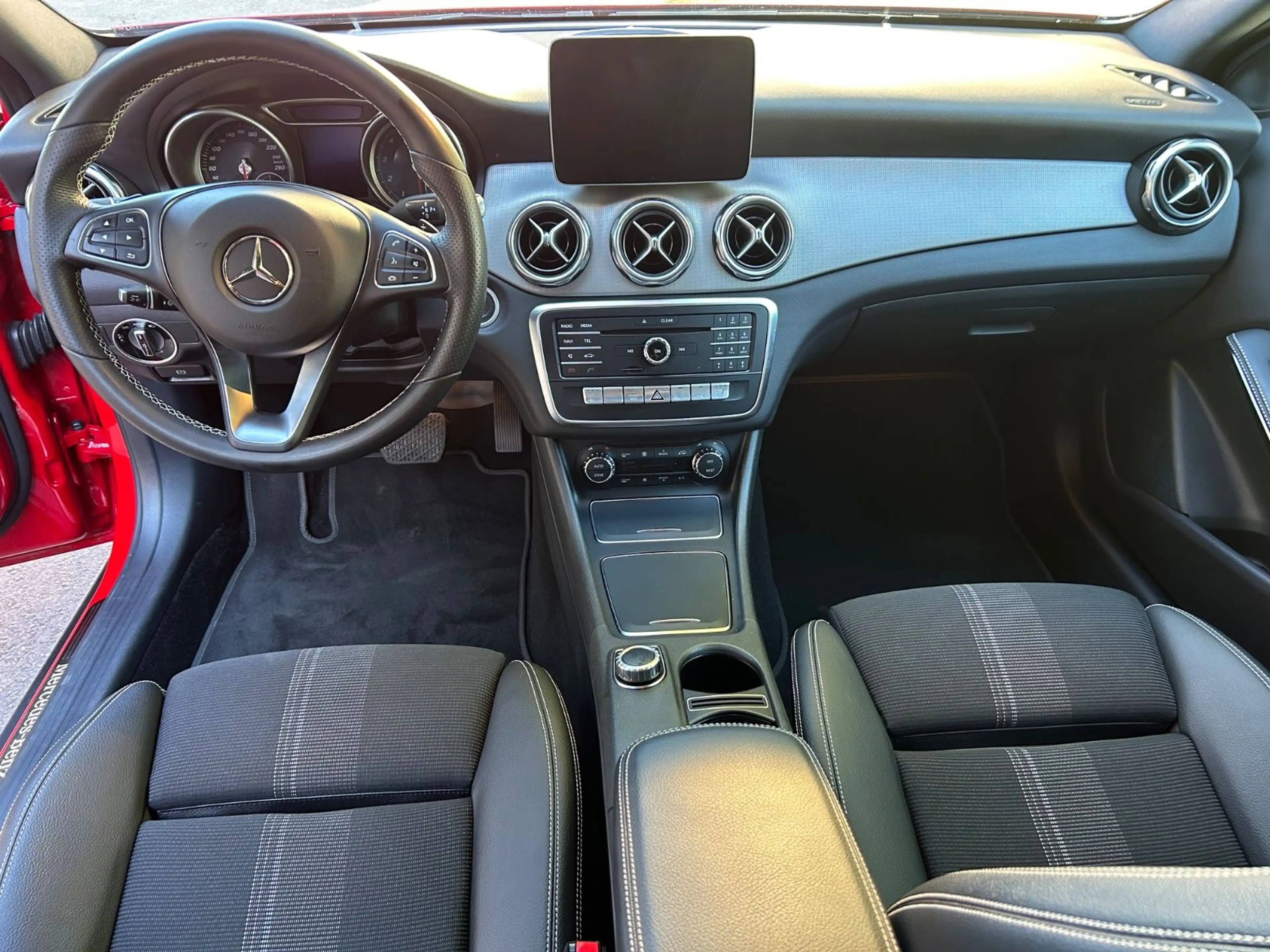 Mercedes-Benz GLA 200 Navi LED Distronic PDC Sitzheizung Urban — photo 12