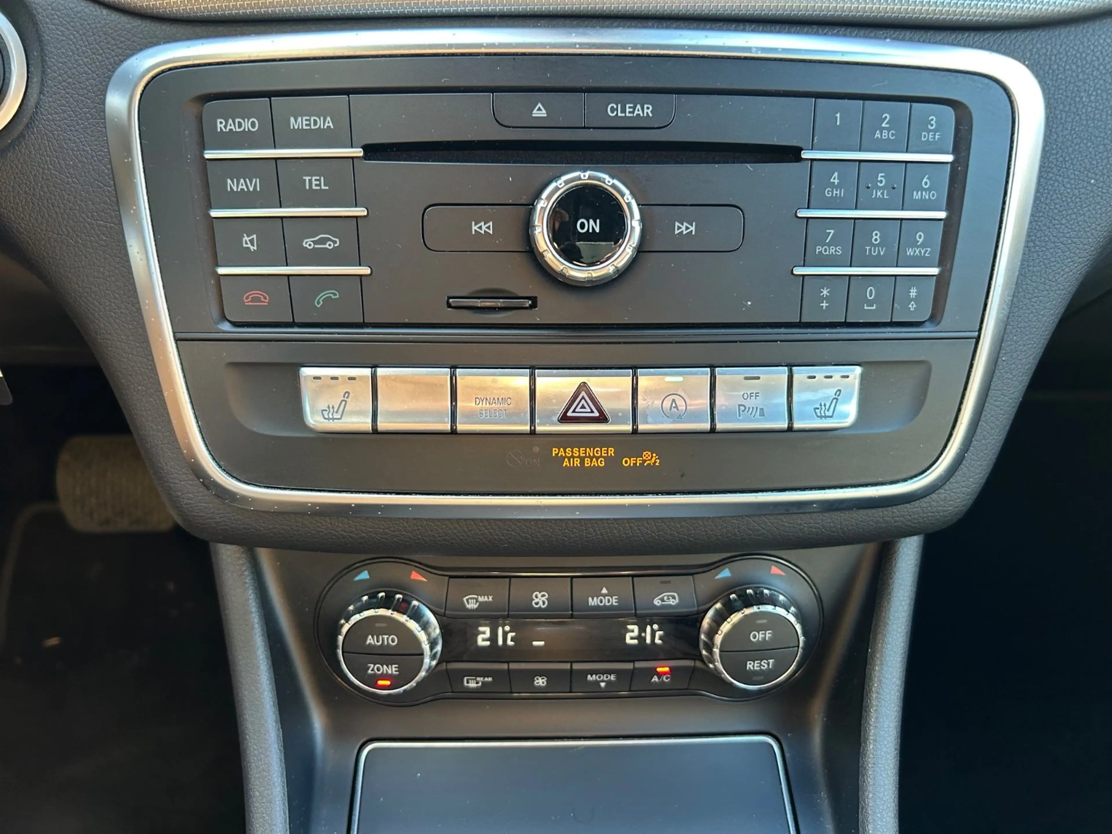 Mercedes-Benz GLA 200 Navi LED Distronic PDC Sitzheizung Urban — photo 14
