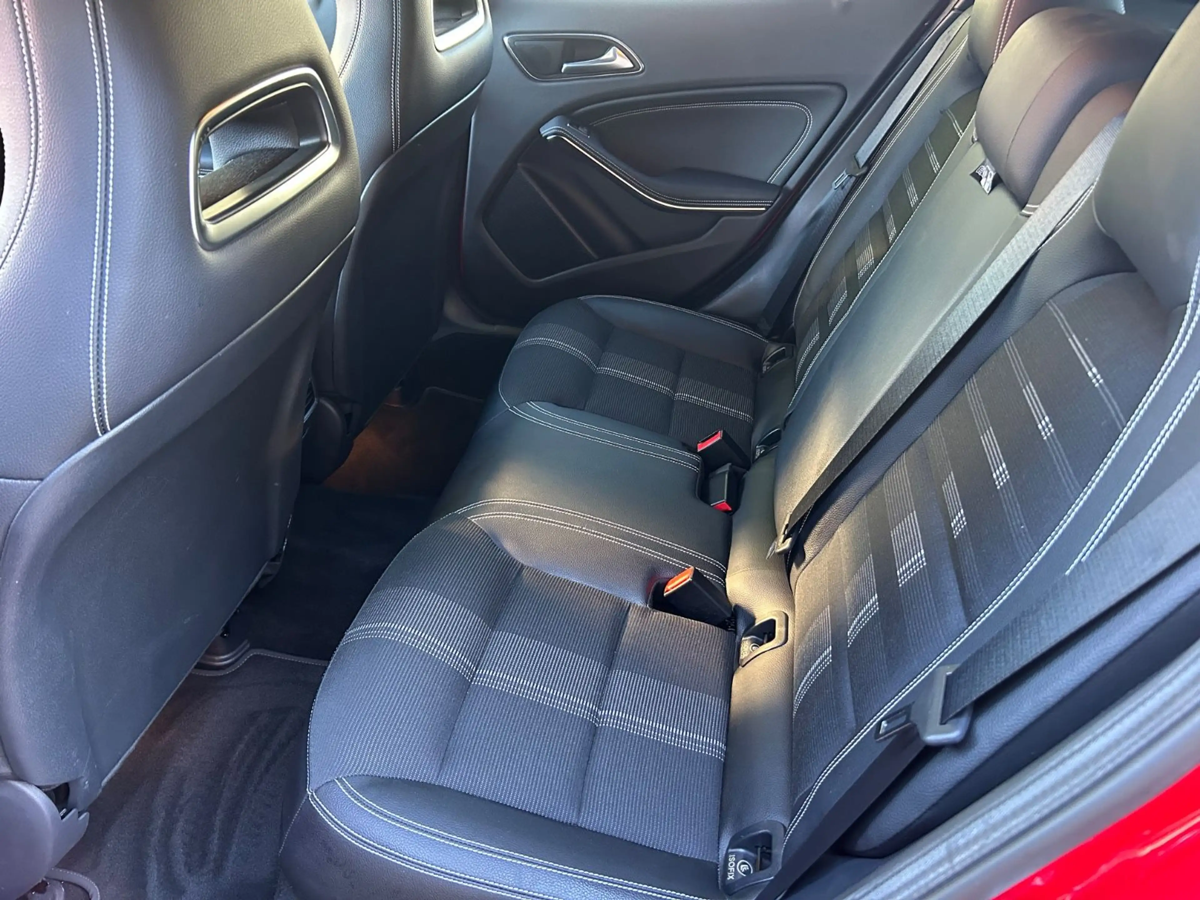 Mercedes-Benz GLA 200 Navi LED Distronic PDC Sitzheizung Urban — photo 11