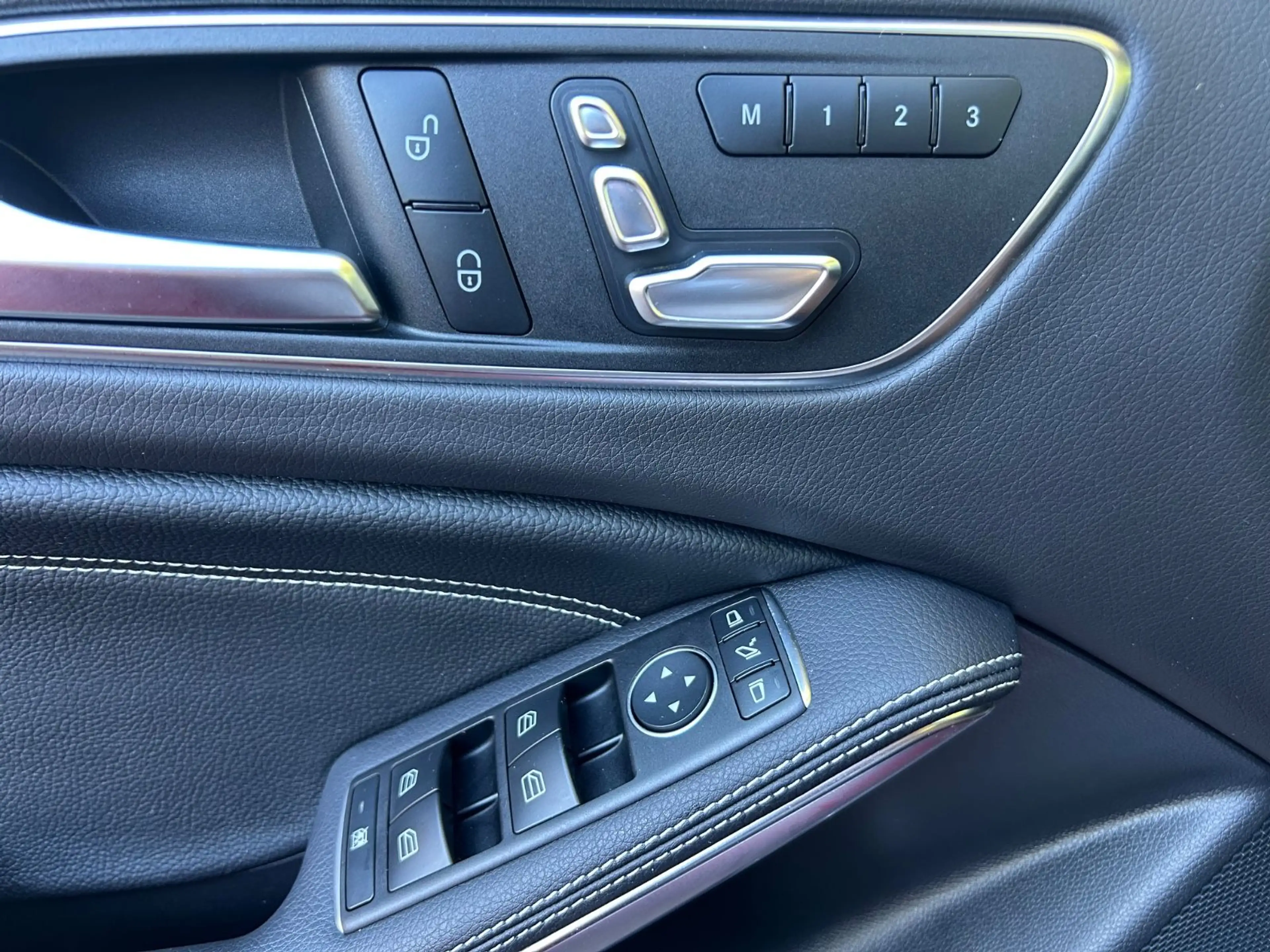 Mercedes-Benz GLA 200 Navi LED Distronic PDC Sitzheizung Urban — photo 15
