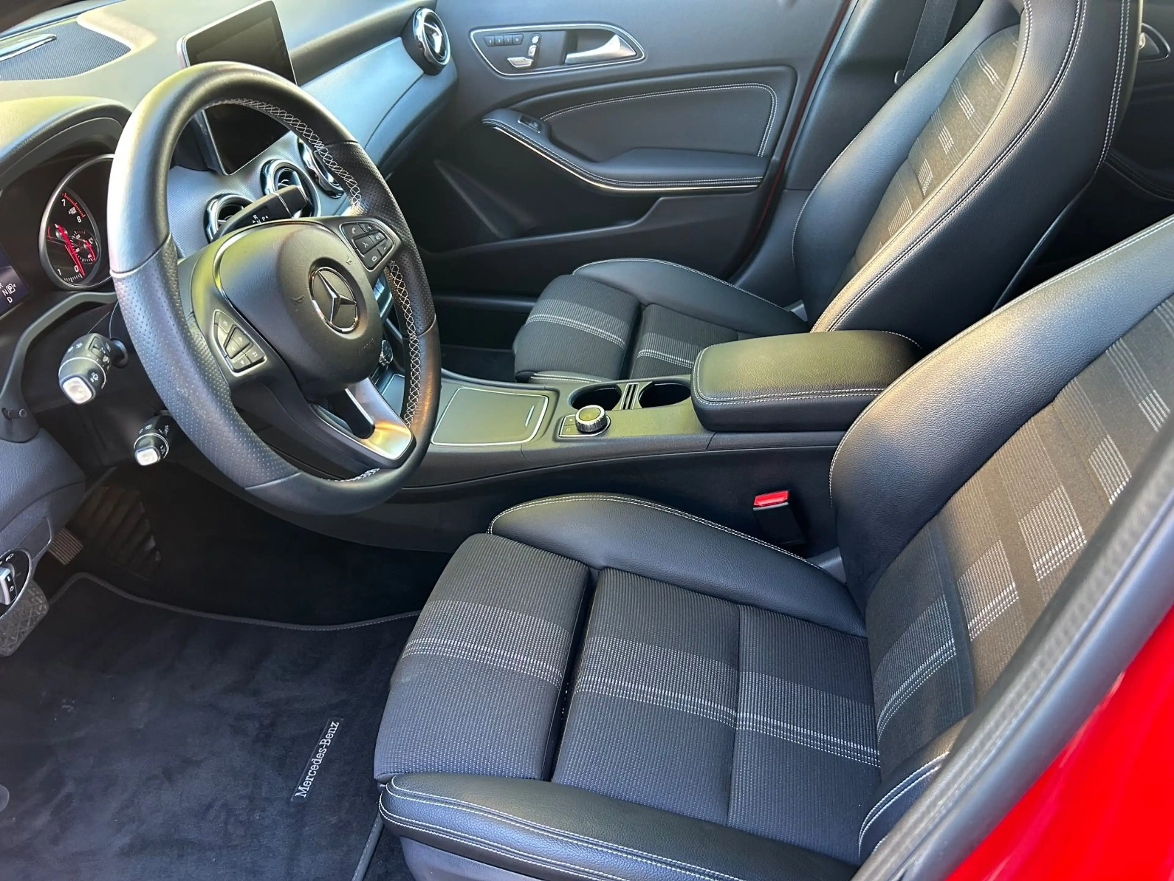 Mercedes-Benz GLA 200 Navi LED Distronic PDC Sitzheizung Urban — photo 10