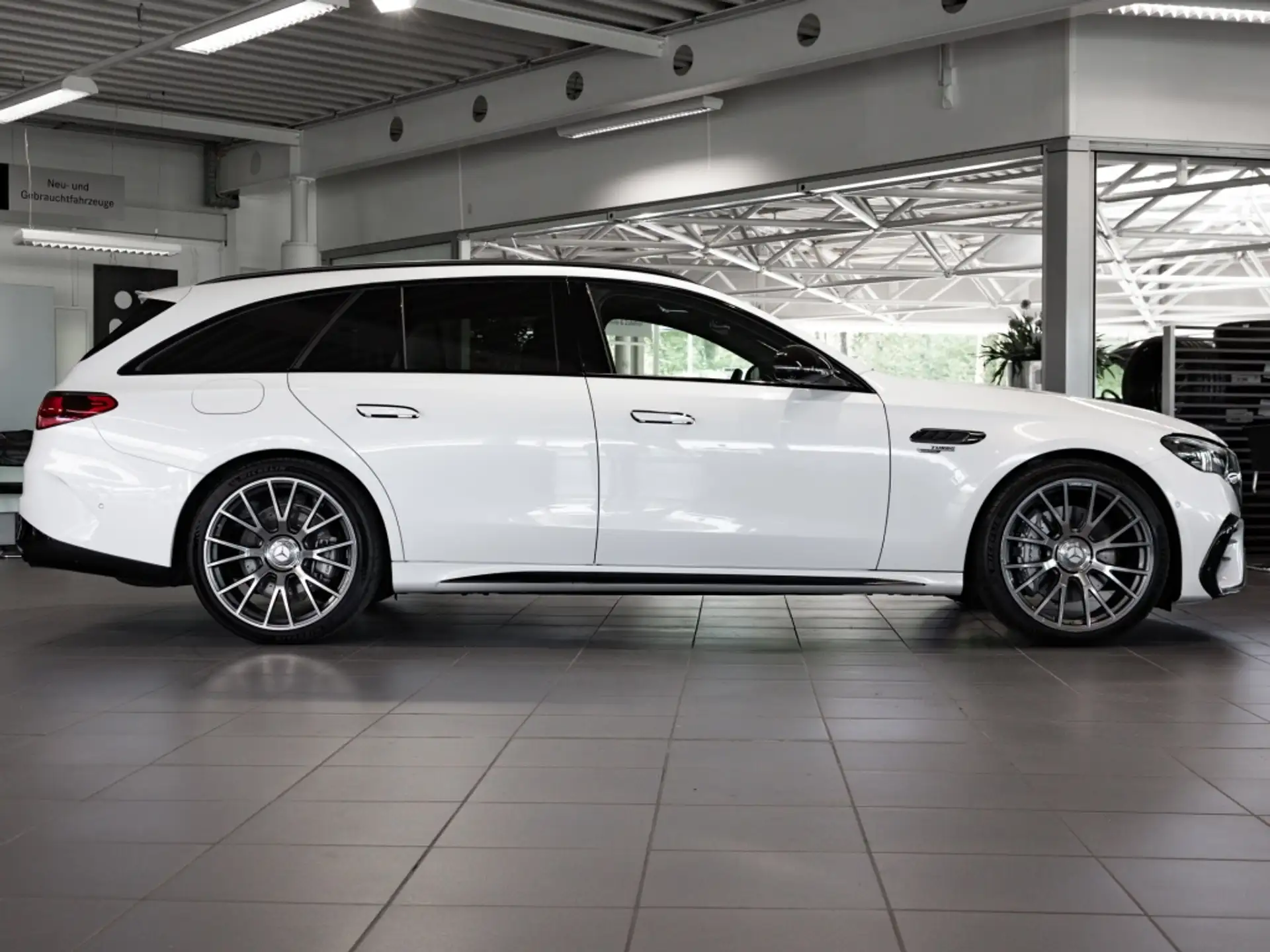 Mercedes-Benz E-Class E 53 AMG 2025 흰색 사진 1