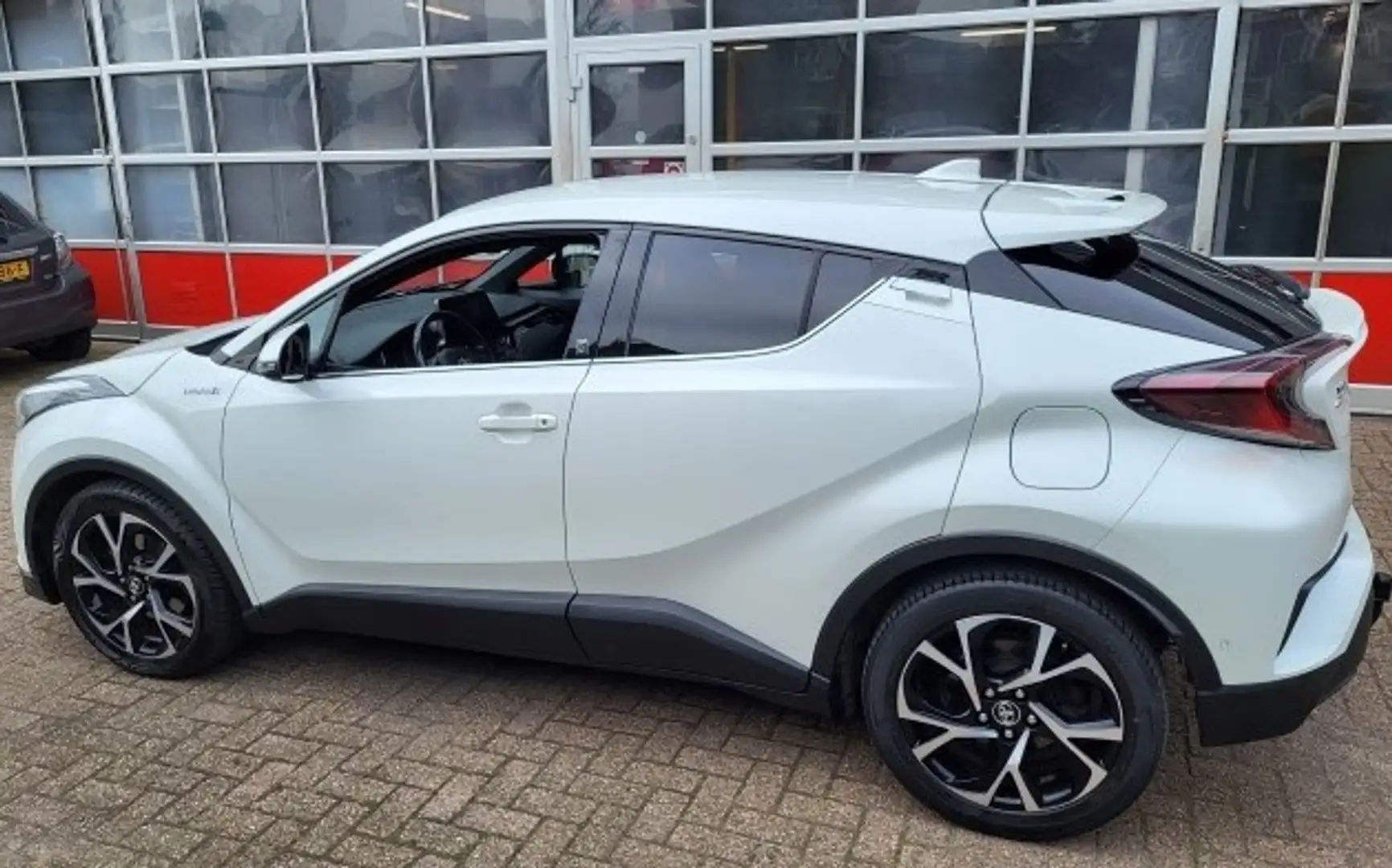 Toyota C-HR 1.8 Hybrid Dynamic Trekhaak,navi,Blindspot,PDC Wit - 1