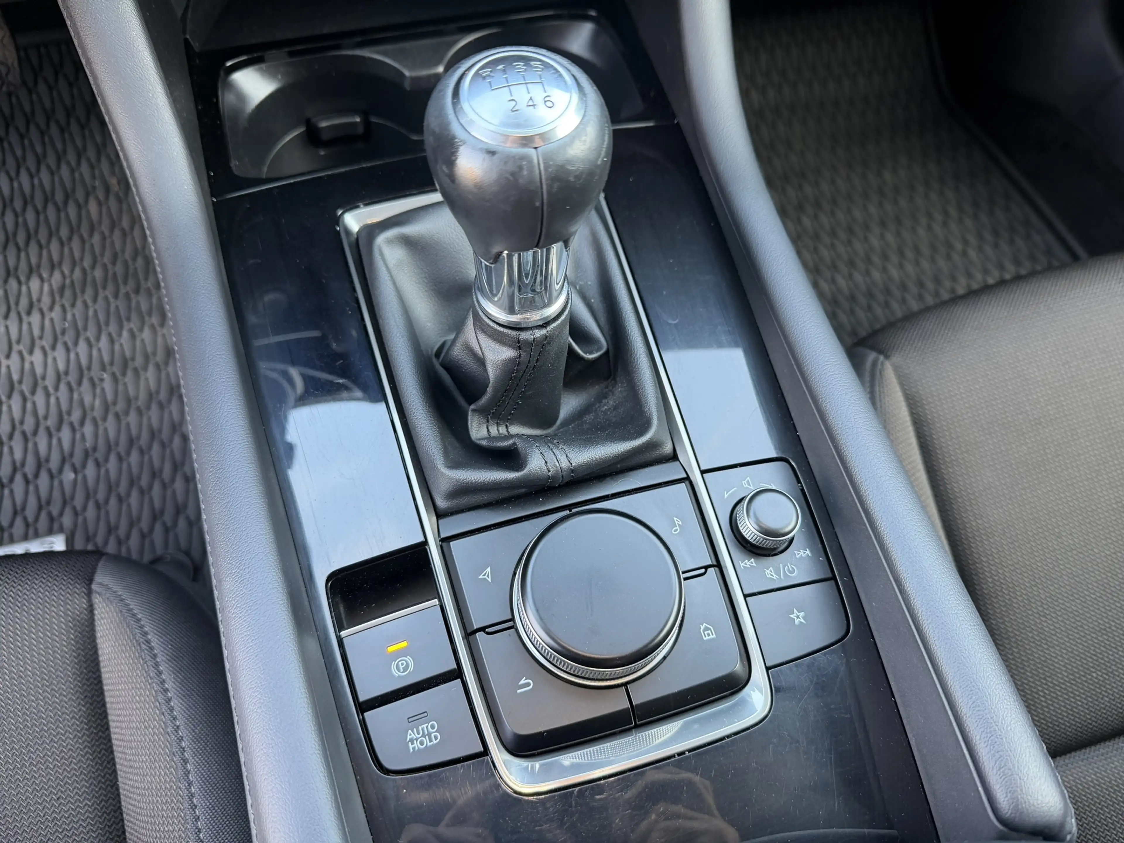 Mazda 3 2.5 e-SkyActiv-G Carplay — photo 10