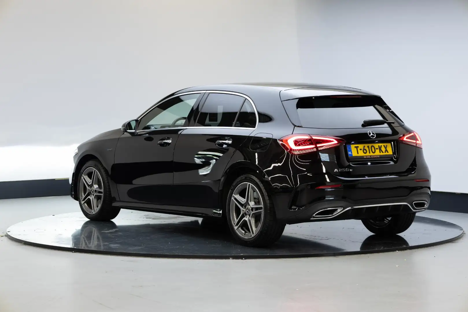 Mercedes-Benz A 250 e | AMG | Burmester | Leder | Zwart - 2