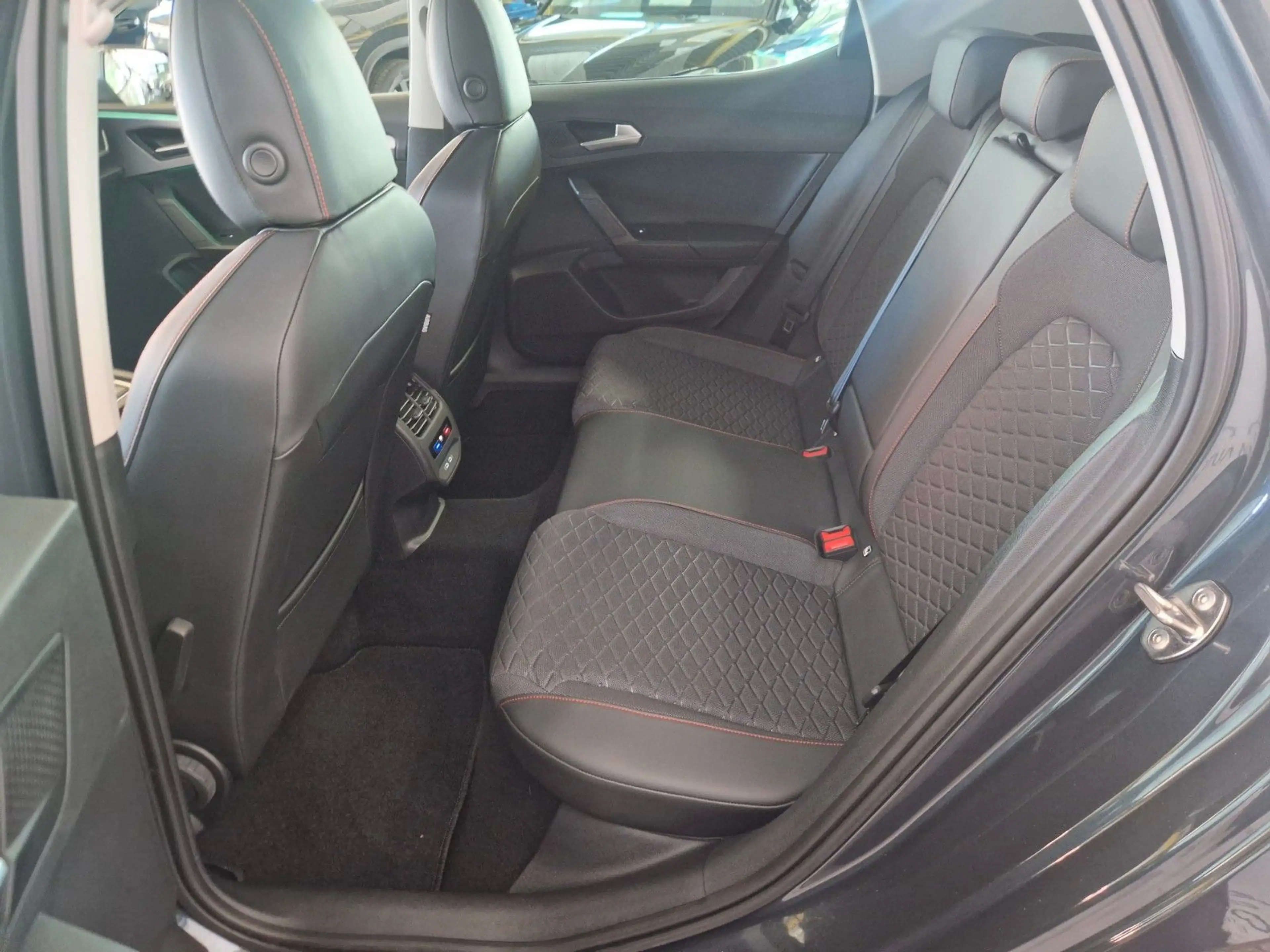 SEAT Leon FR 2.0 TDI DSG Navi LED ACC PDC SH beats — photo 10