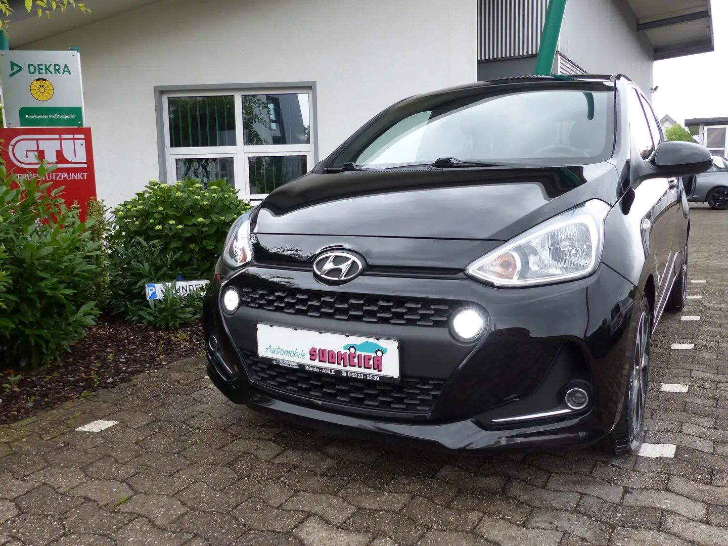 Hyundai i10 Passion +Alufelgen+Lederlenkrad +elektr. Fenster Schwarz - 1