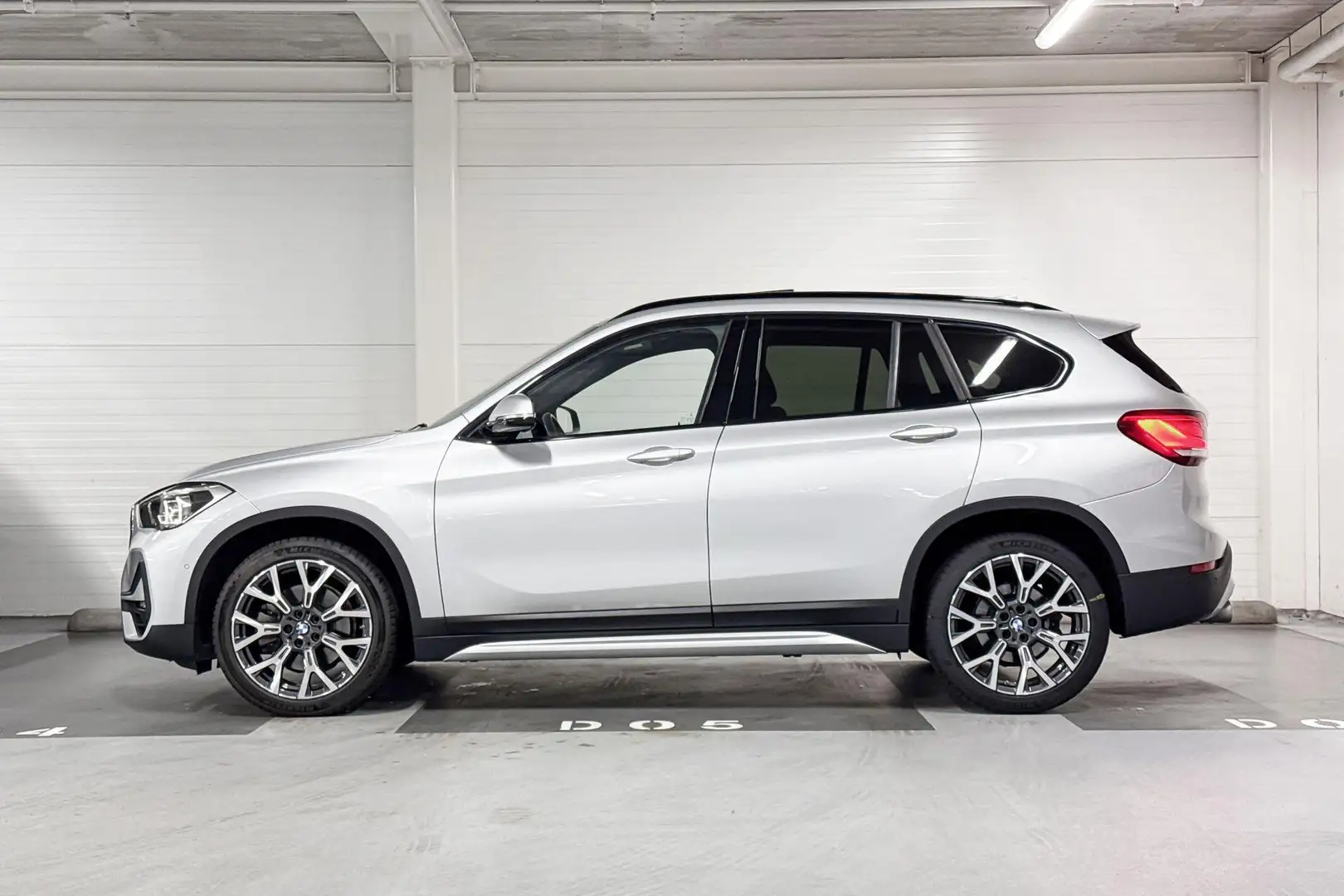 BMW X1 sDrive20i VDL Nedcar Edition Grijs - 2