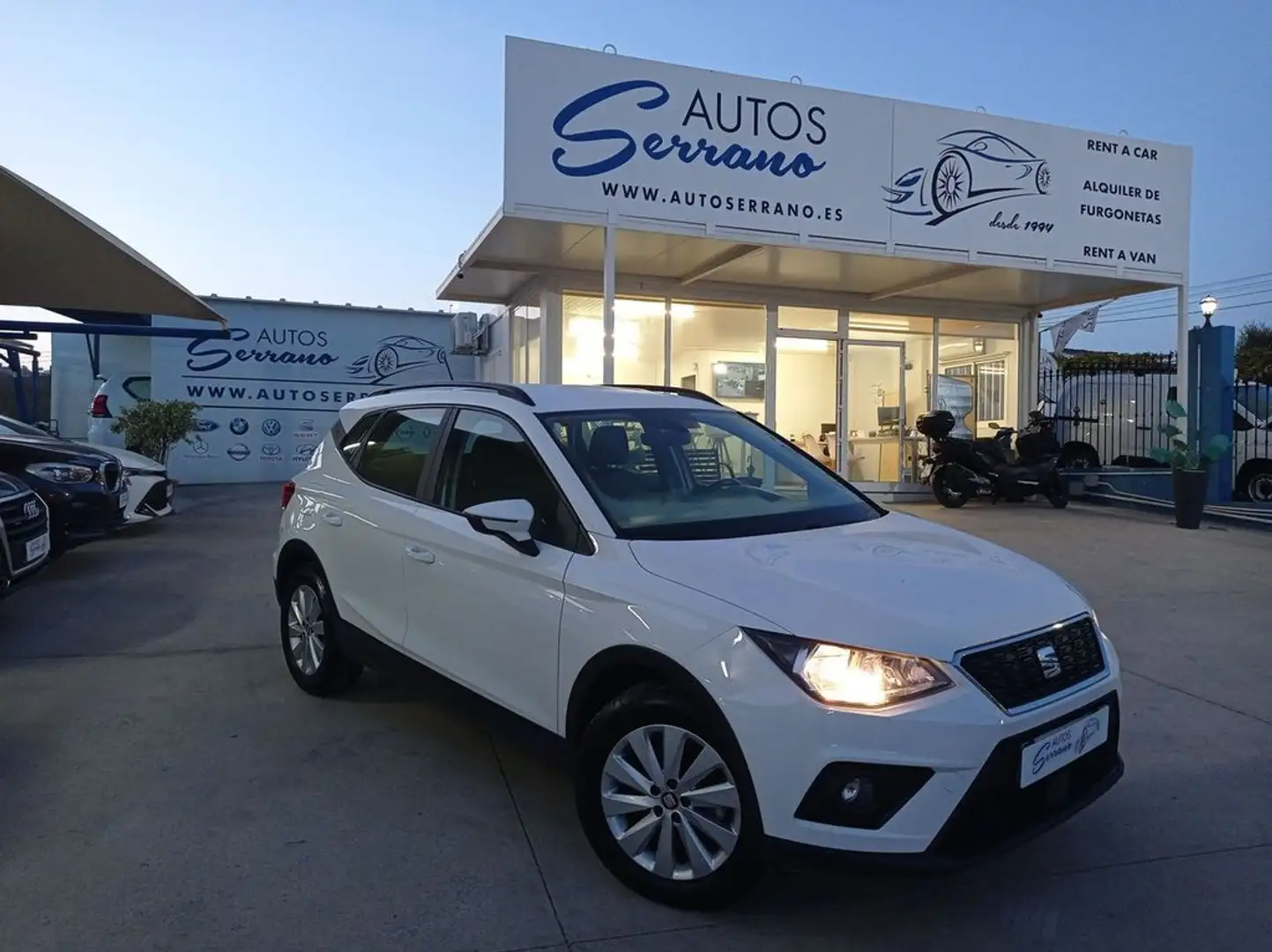 SEAT Arona 1.0 TGI S&S Style 90 Weiß - 1
