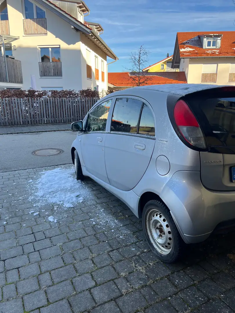 Peugeot iOn iOn Active Silber - 2