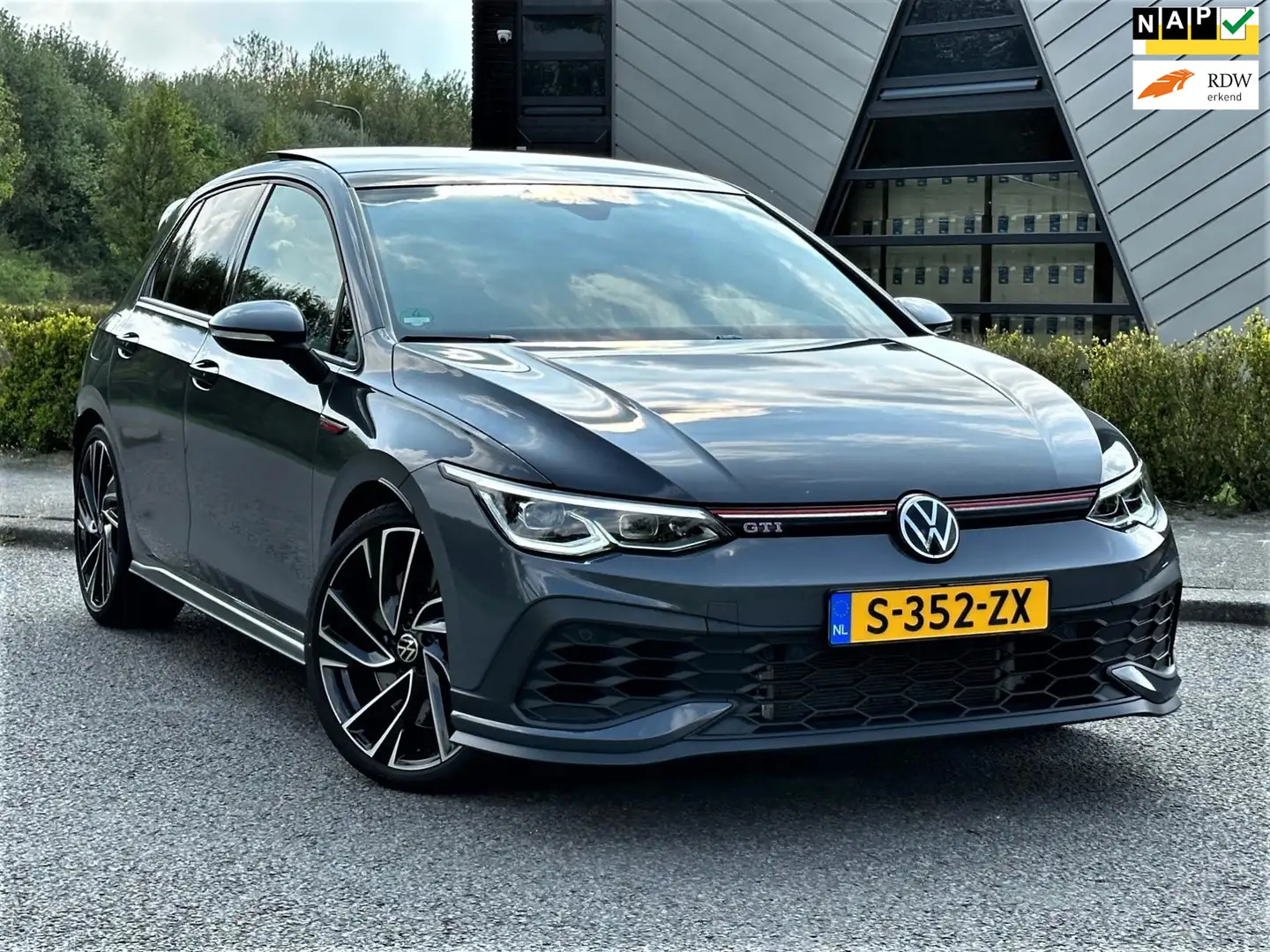 Volkswagen Golf GTI 2.0 TSI Clubsport Automaat | Pano | Navi | Stuurve Gris - 1